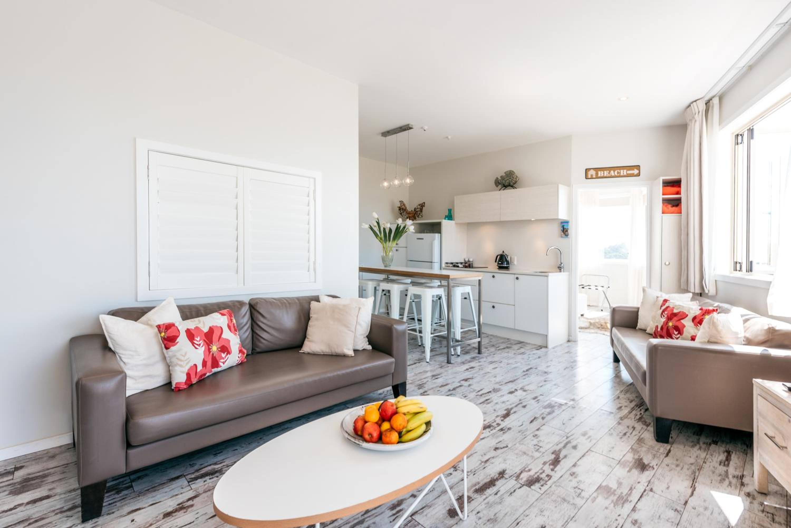 Oneroa Central - Coast & Country view 4
