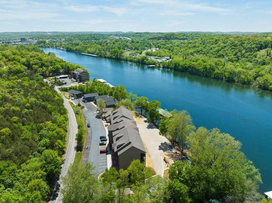 Views! LAKE Penthouse- 5 min to Landing & Downtown