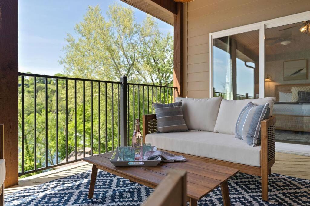 Views! LAKE Penthouse- 5 min to Landing & Downtown