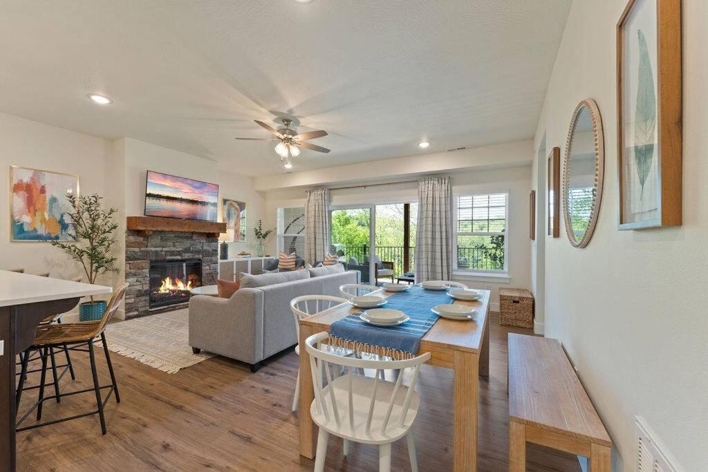 Views! LAKE Penthouse- 5 min to Landing & Downtown