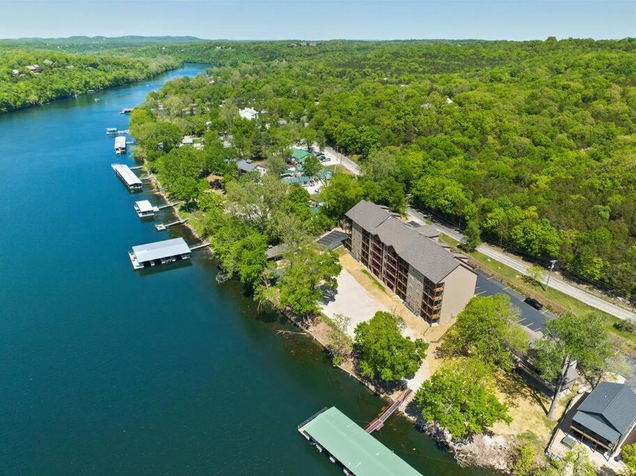 Views! LAKE Penthouse- 5 min to Landing & Downtown