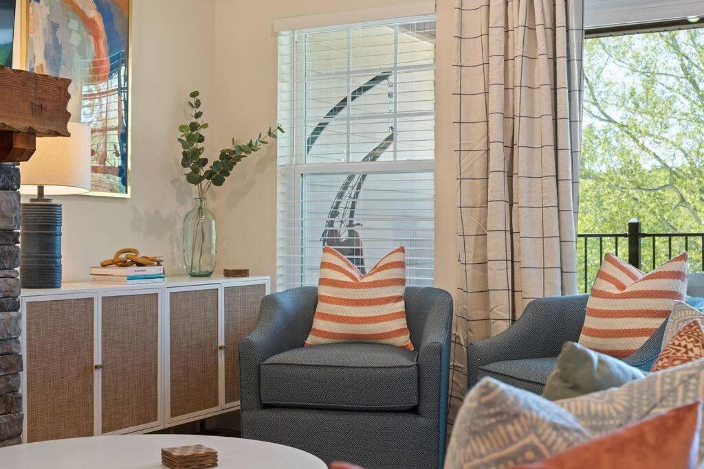 Views! LAKE Penthouse- 5 min to Landing & Downtown