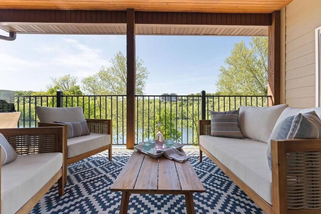 Views! LAKE Penthouse- 5 min to Landing & Downtown