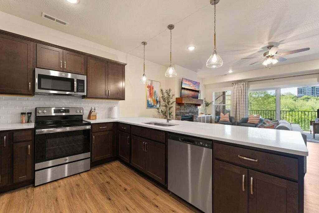 Views! LAKE Penthouse- 5 min to Landing & Downtown