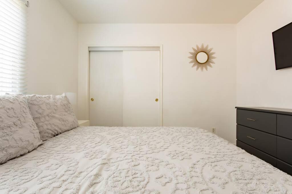 Luxurious 4Bdrm Home with Private Backyard near SOFI, LAX view 4