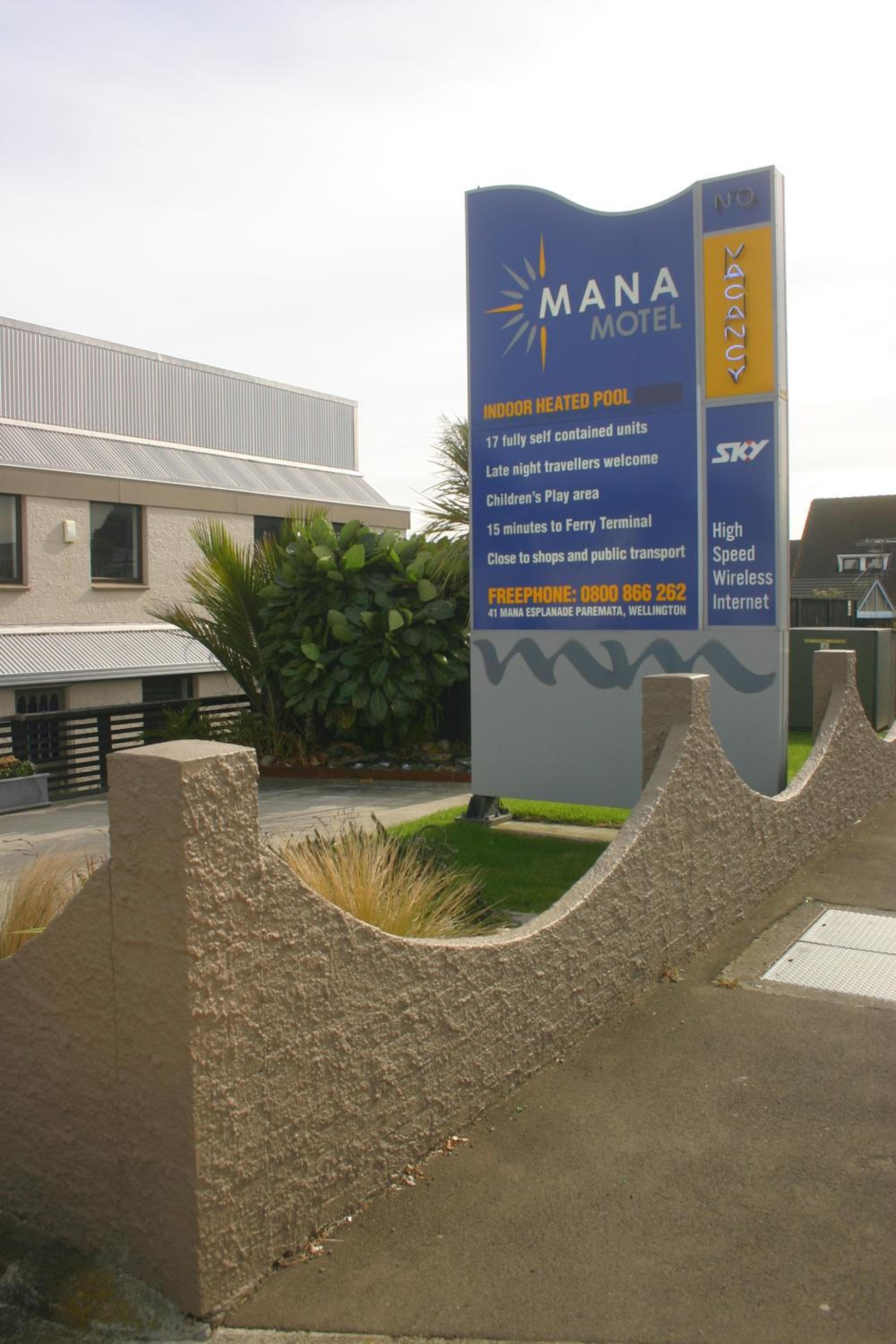 AAA Mana Motel view 3