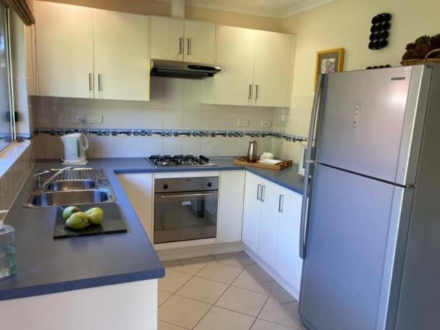 Carnegie House 3 Carnegie St Port Elliot - BYO Linen