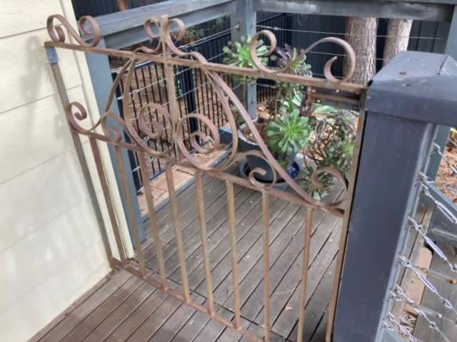 Carnegie House 3 Carnegie St Port Elliot - BYO Linen