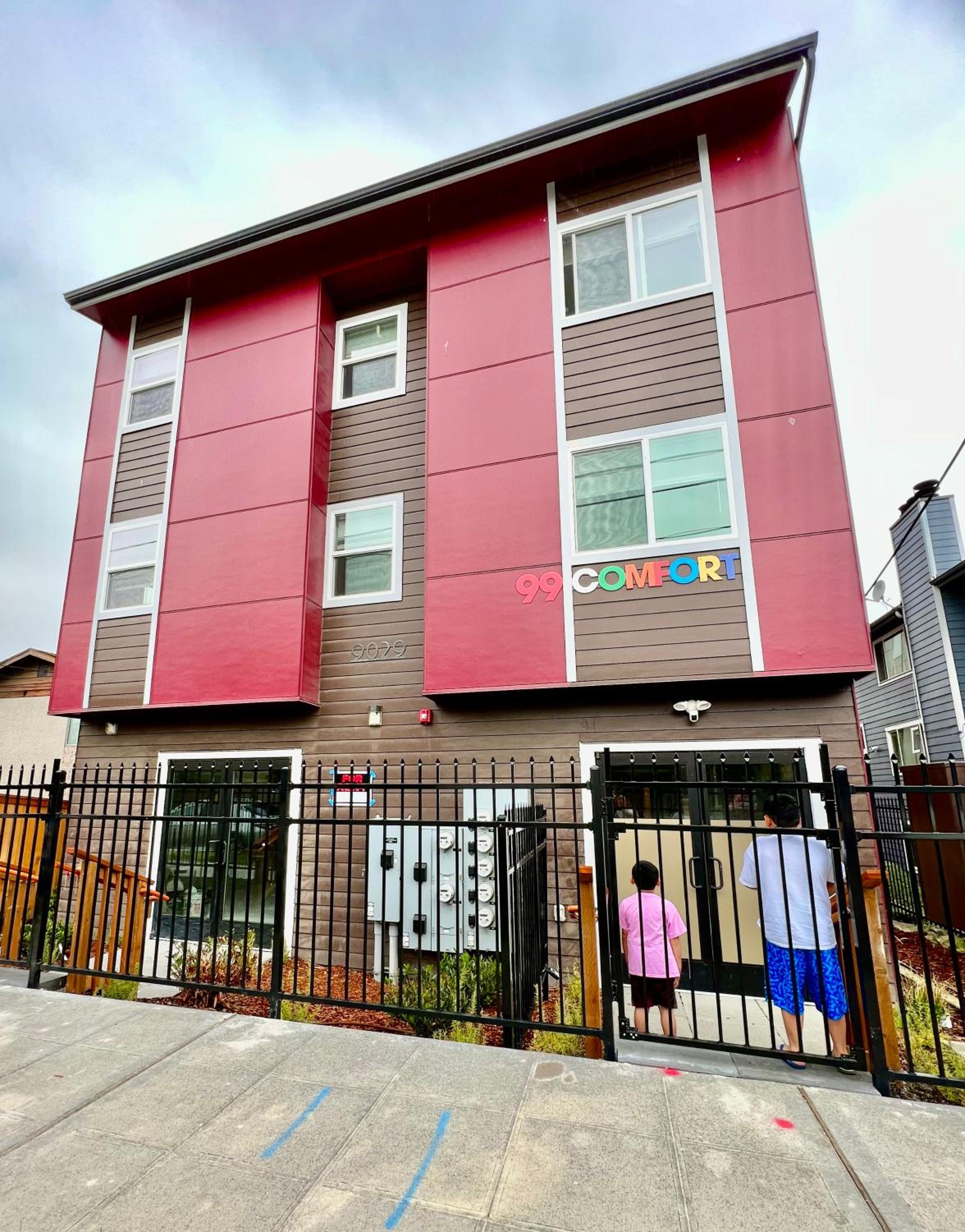 Brand new Apartment with Extra Sofa Bed, air conditioning, 15 mins to Alki Beach and Downtown Seattle and 19 mins to SeaTac Airport view 2