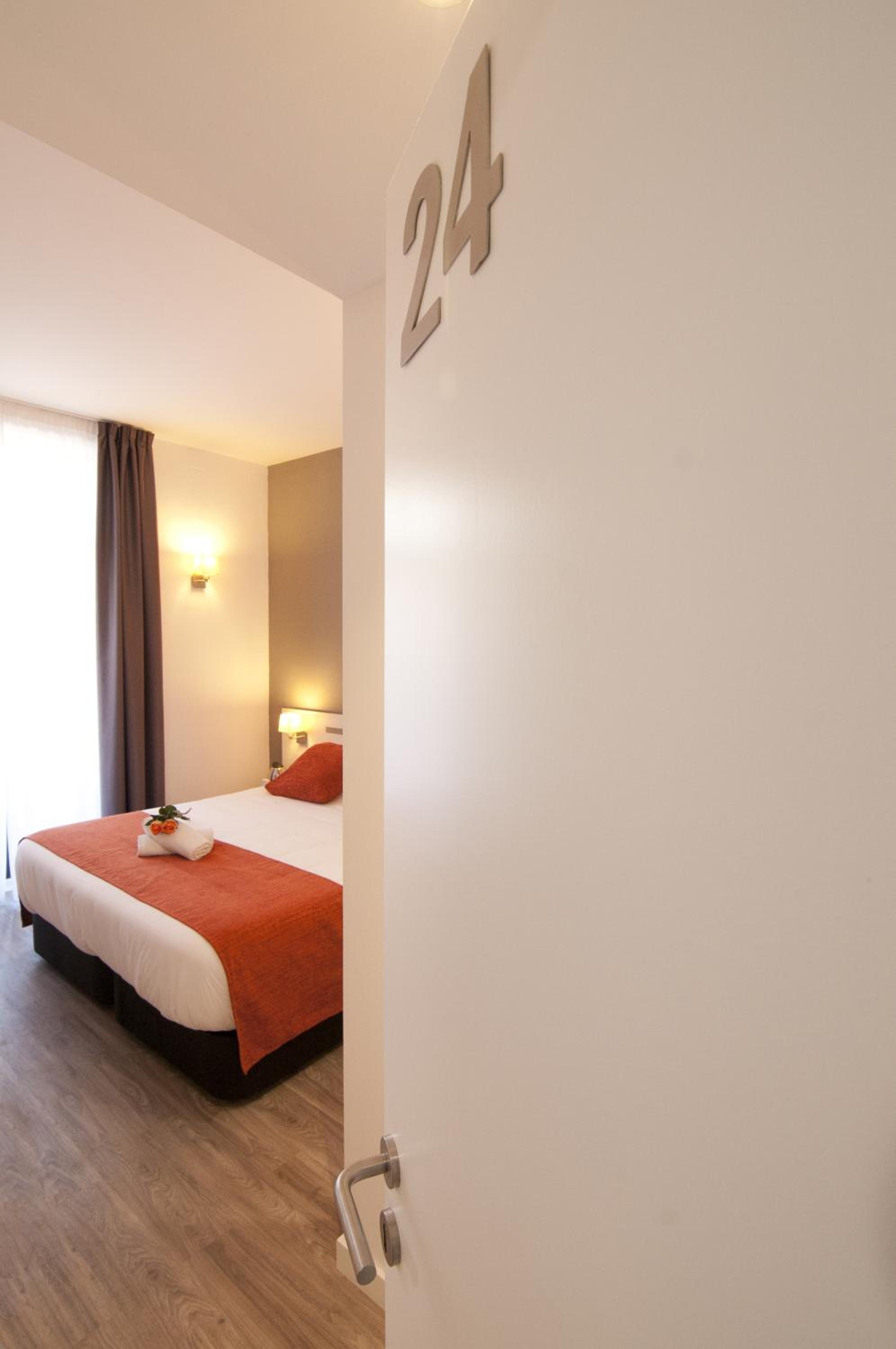 Hostal Live Barcelona photo 5