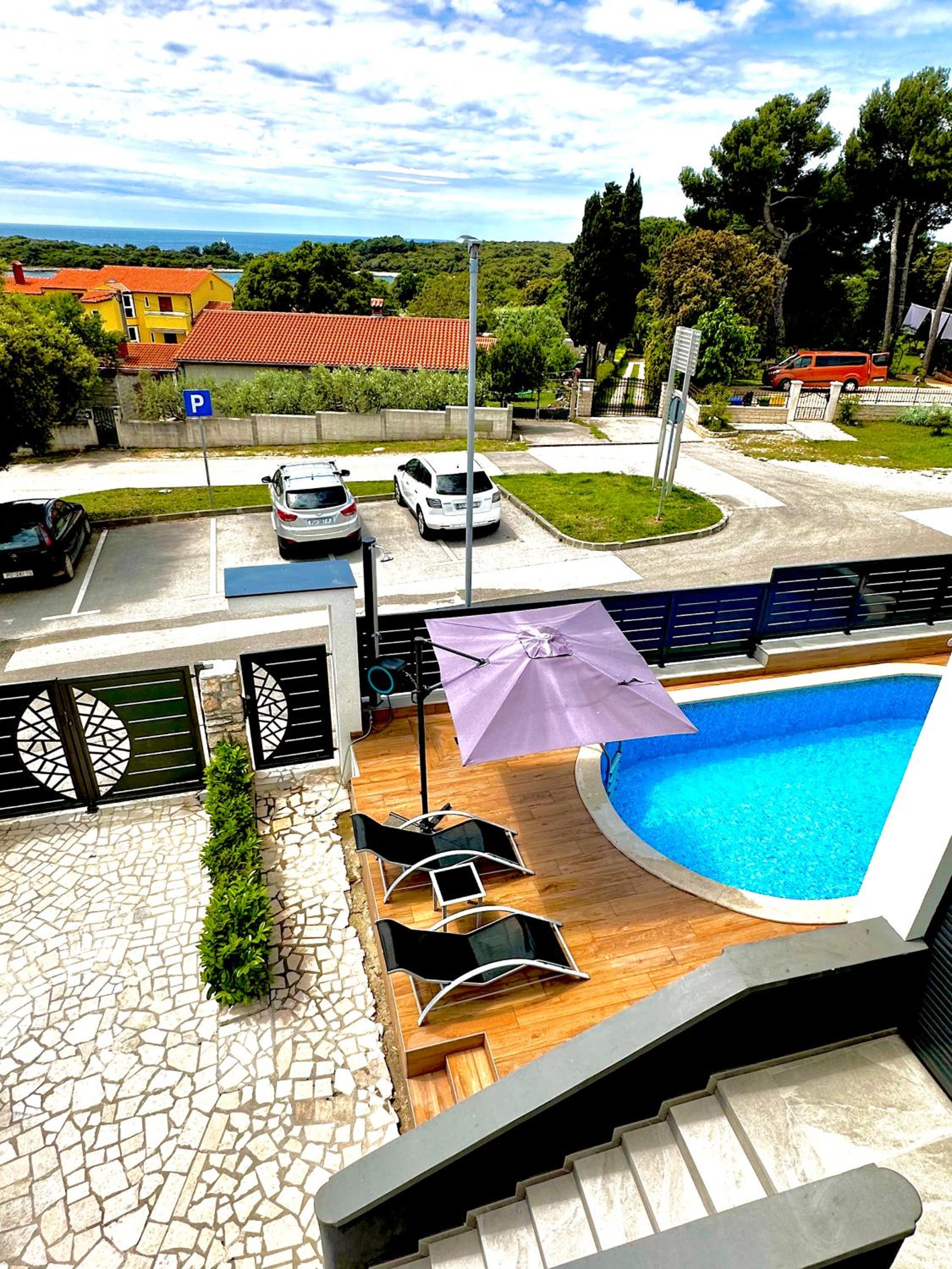 NOEL - three bedroom apartment with pool view 2