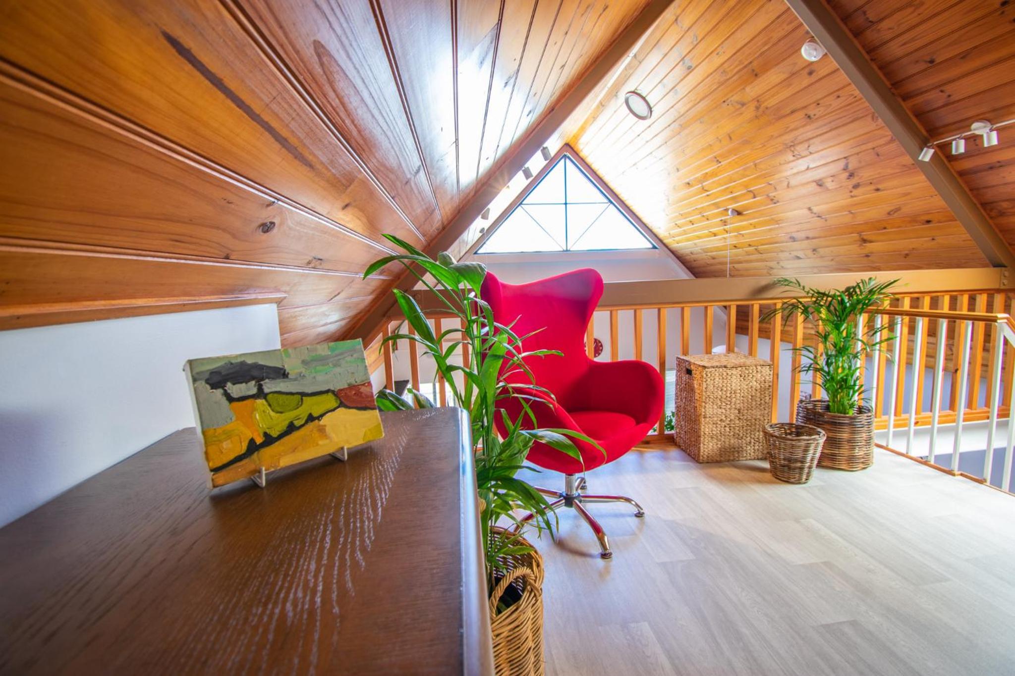 Annie's Place - a downtown, mezzanine apartment
