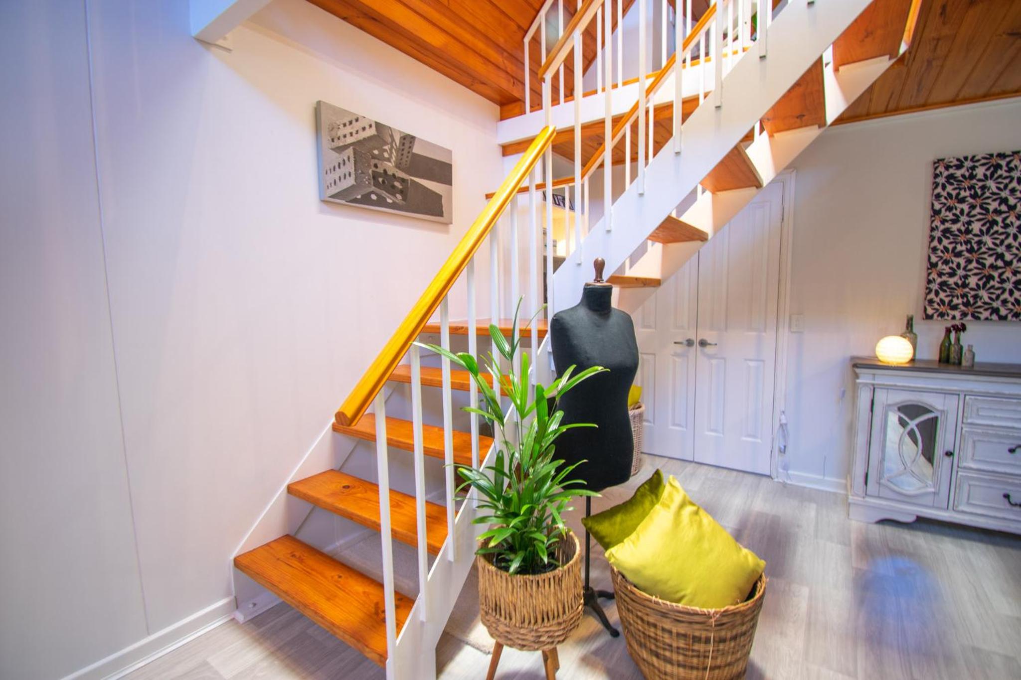 Annie's Place - a downtown, mezzanine apartment
