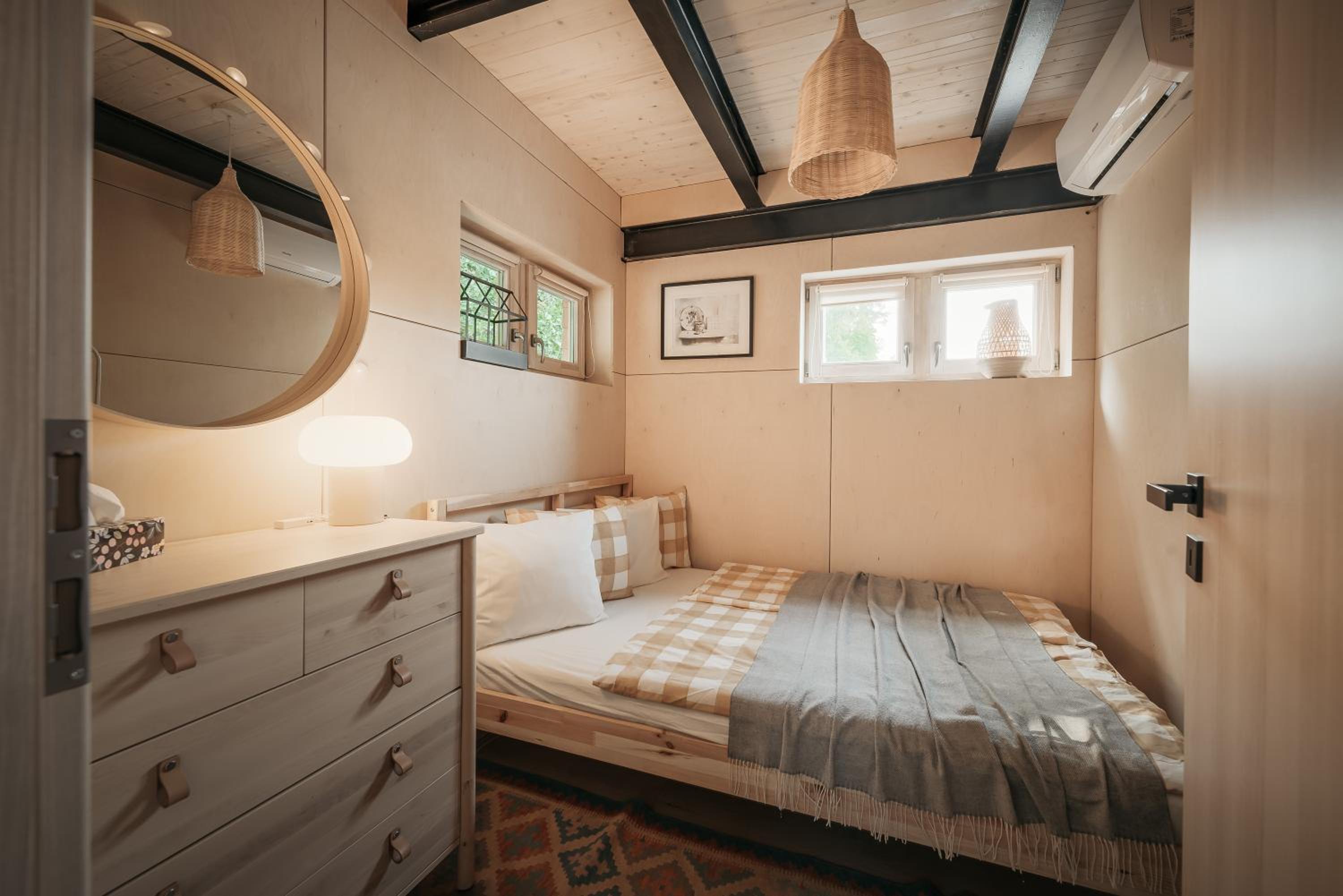 HOUSEBOAT FRED Prague