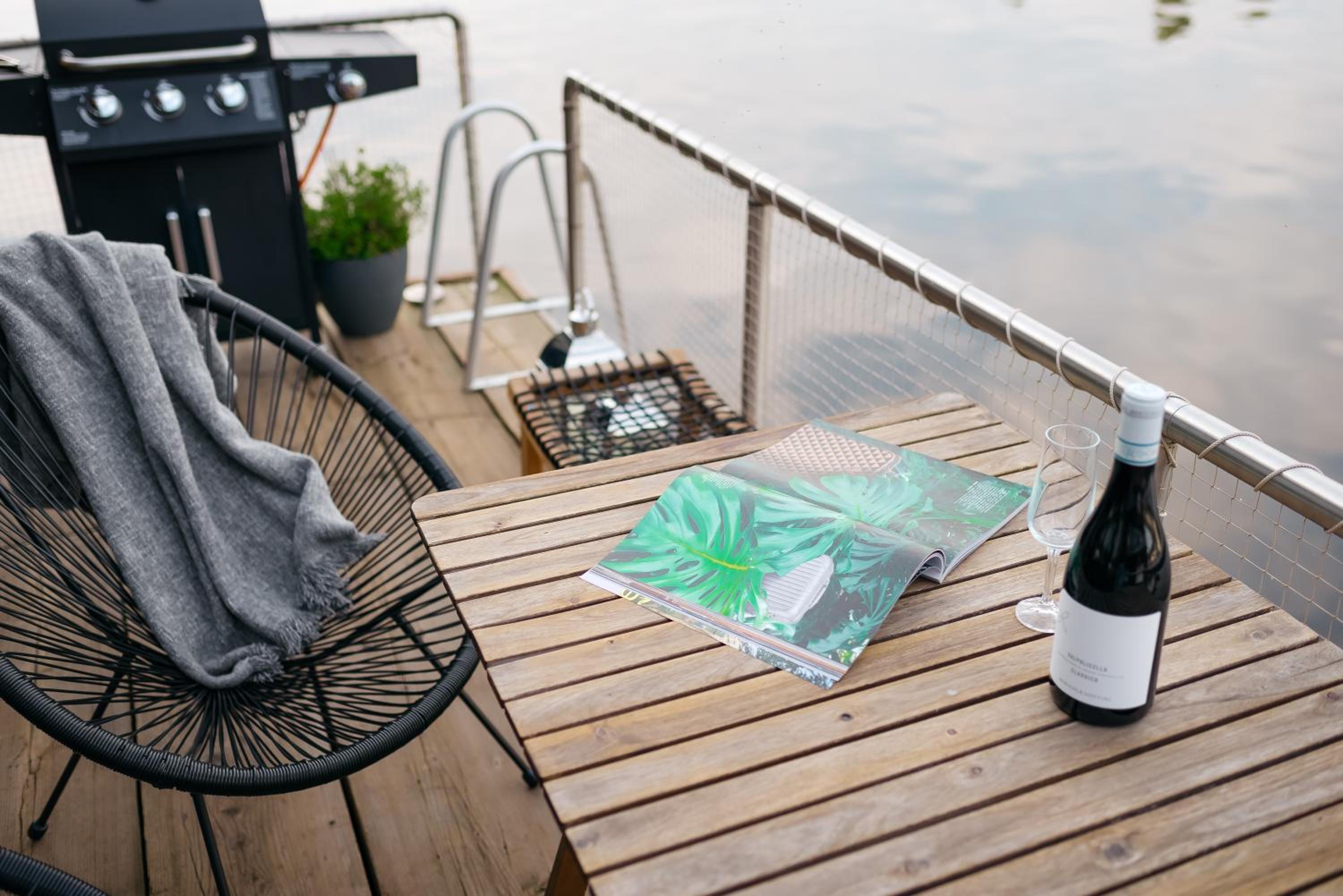 HOUSEBOAT FRED Prague