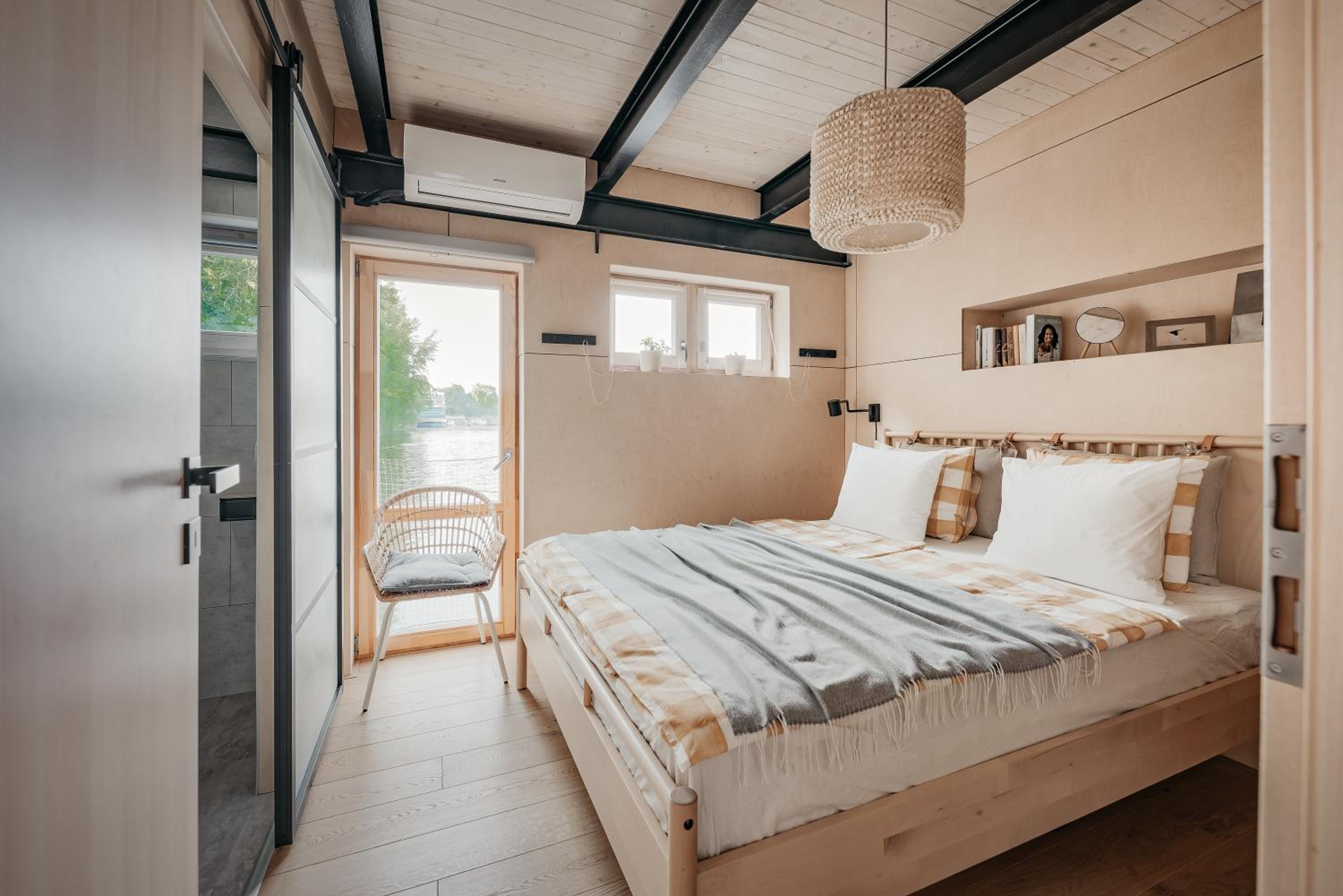 HOUSEBOAT FRED Prague
