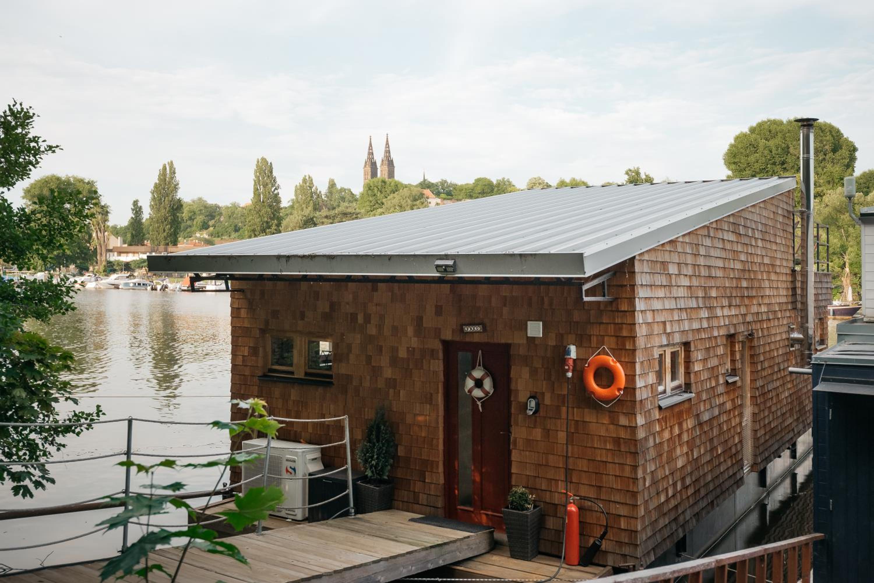 HOUSEBOAT FRED Prague