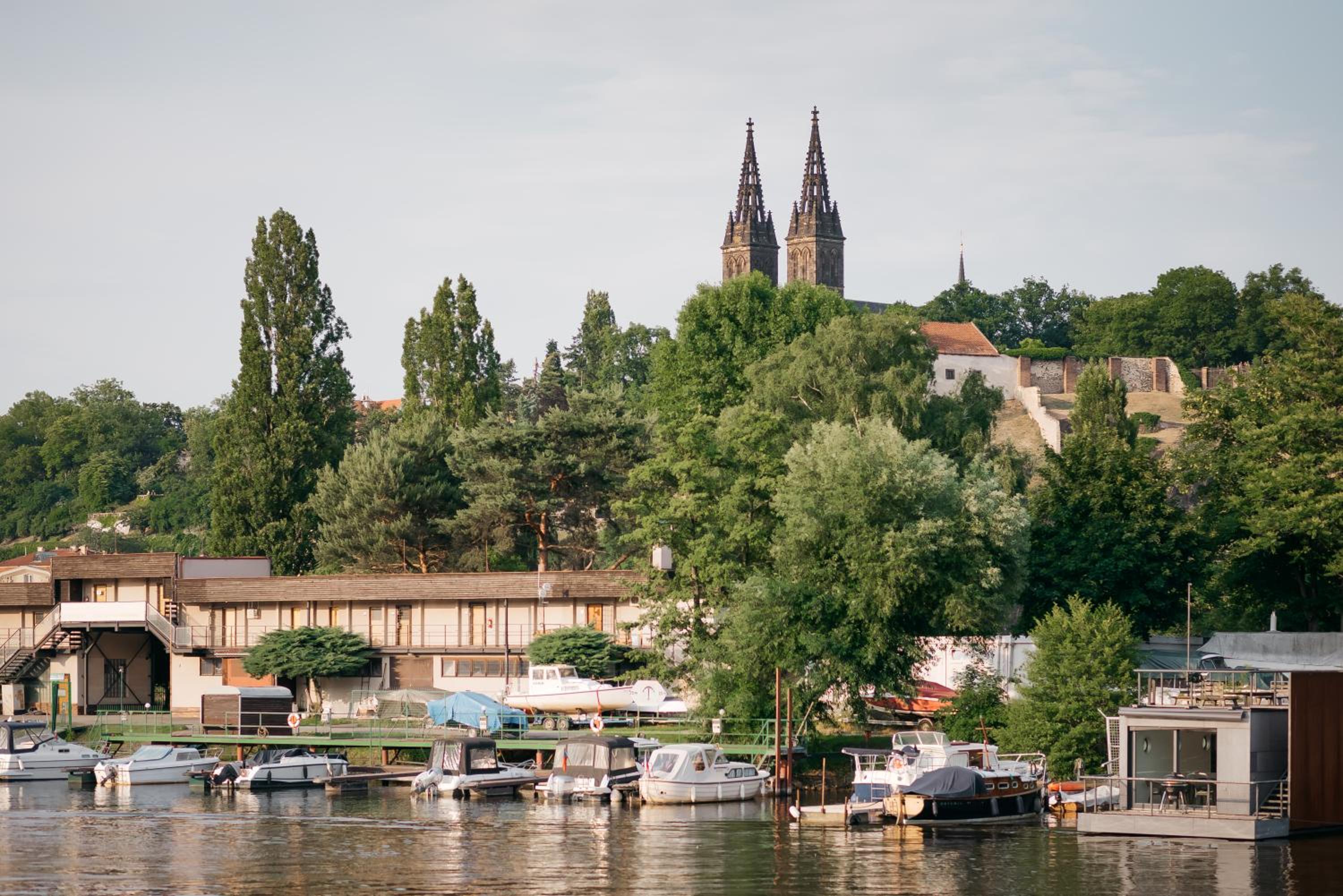 HOUSEBOAT FRED Prague