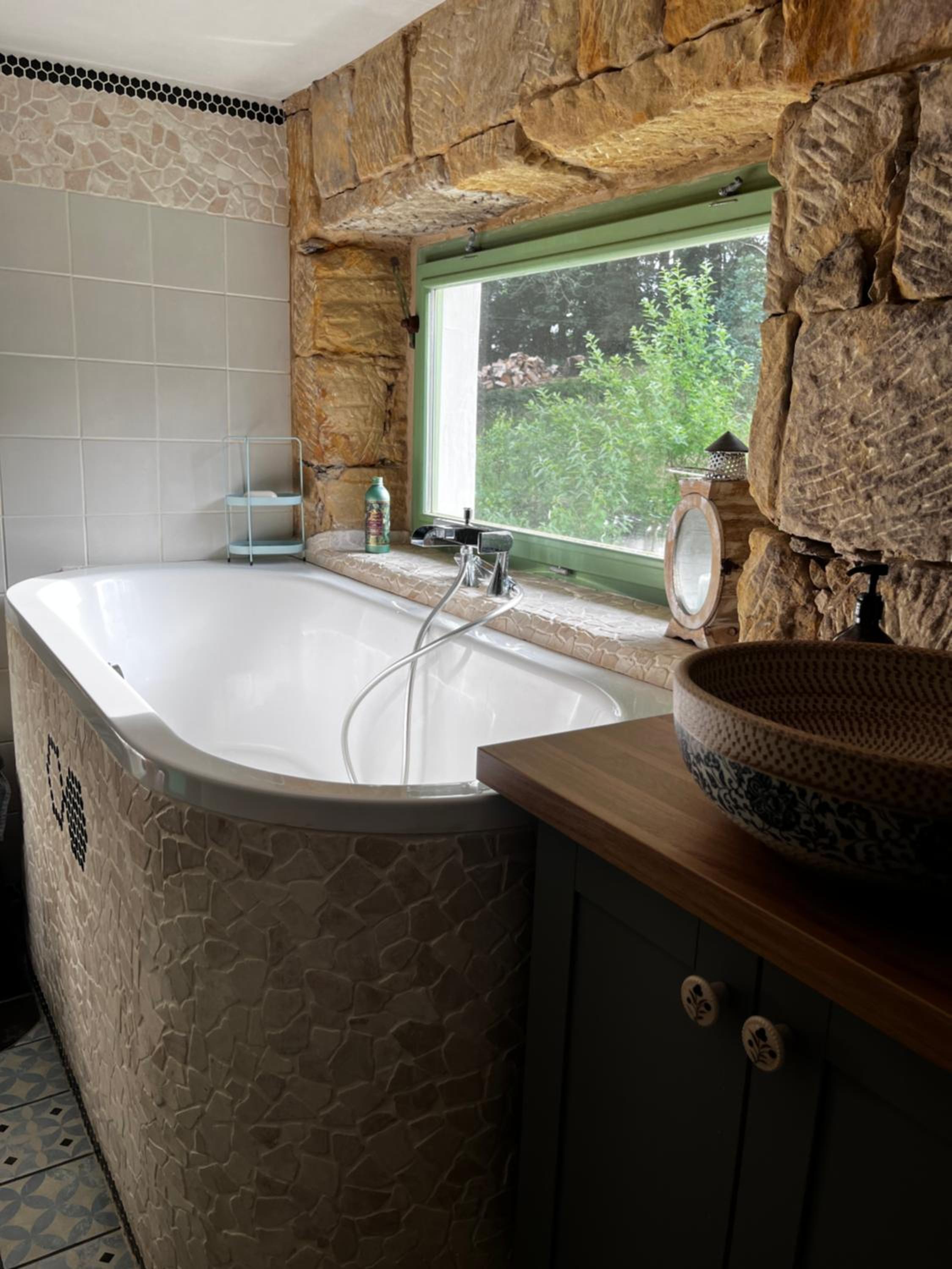 ENJOY Cozy Romance Hills Forest Gardens Views Sauna Whirlpool Bath