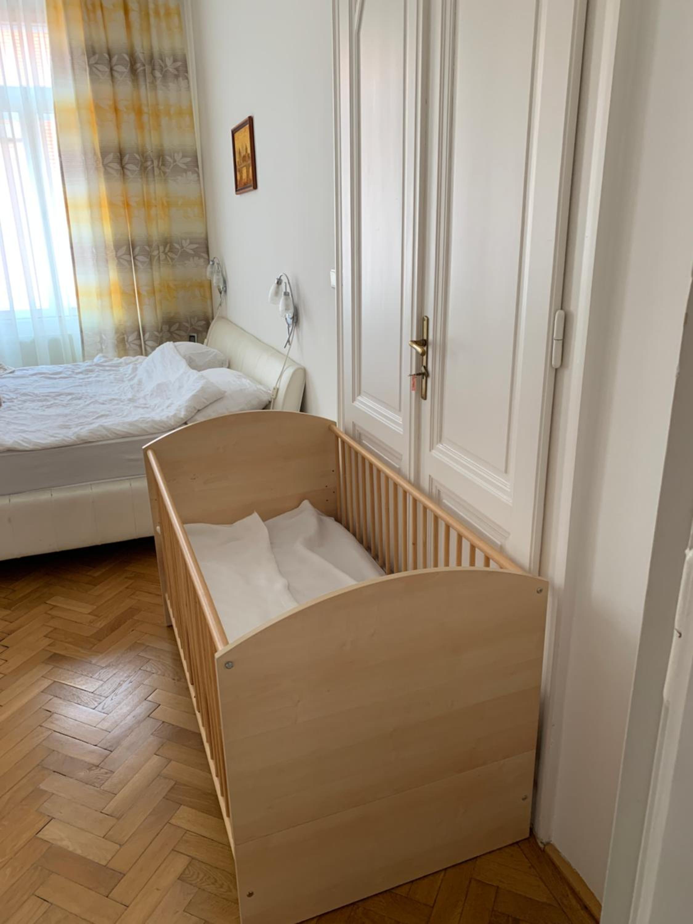 AIR-CONDITIONED LARGE APARTMENT