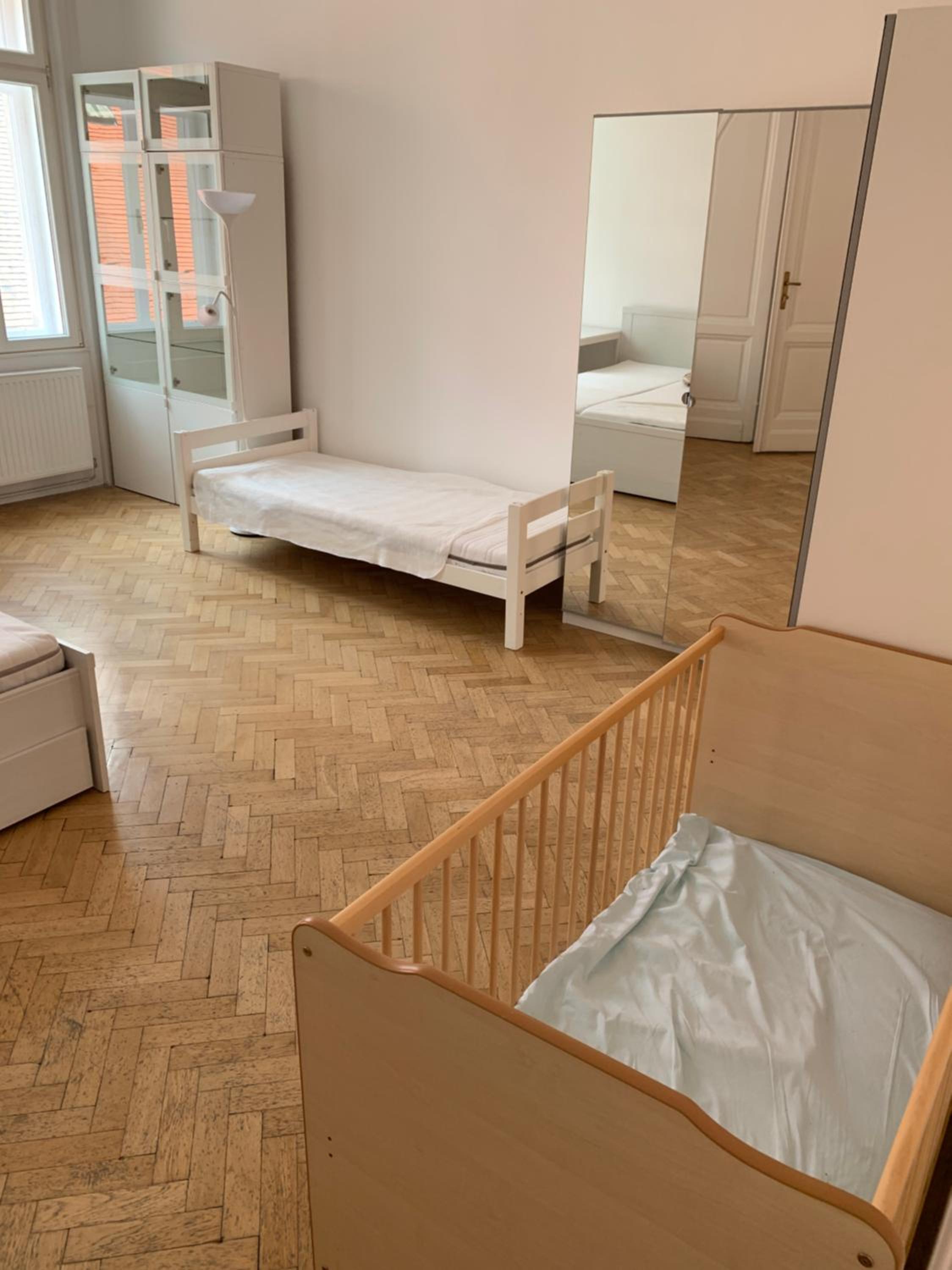 AIR-CONDITIONED LARGE APARTMENT