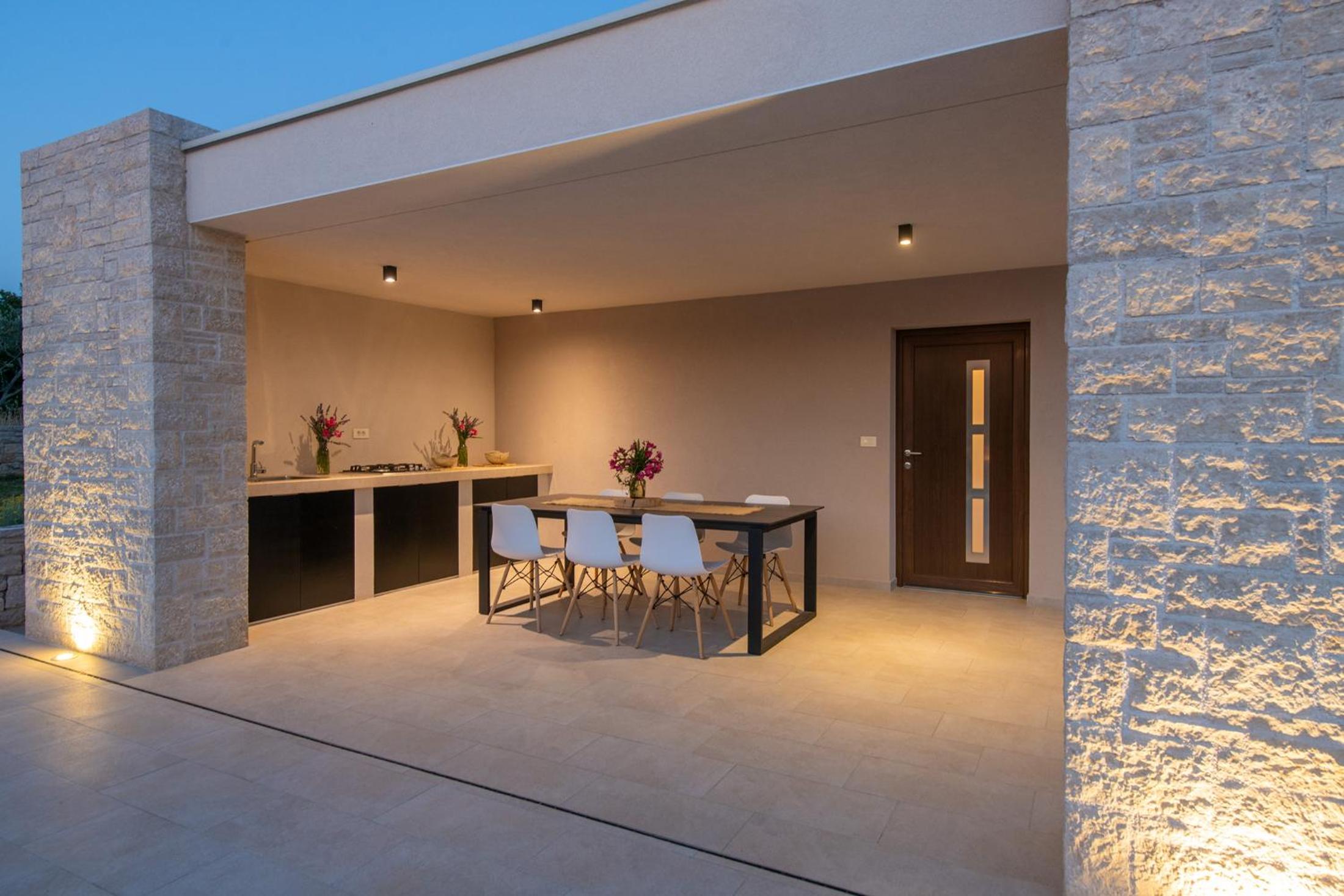 Villa Silentio - peaceful and private villa with outdoor pool and whirlpool, Ferienhaus Istrien