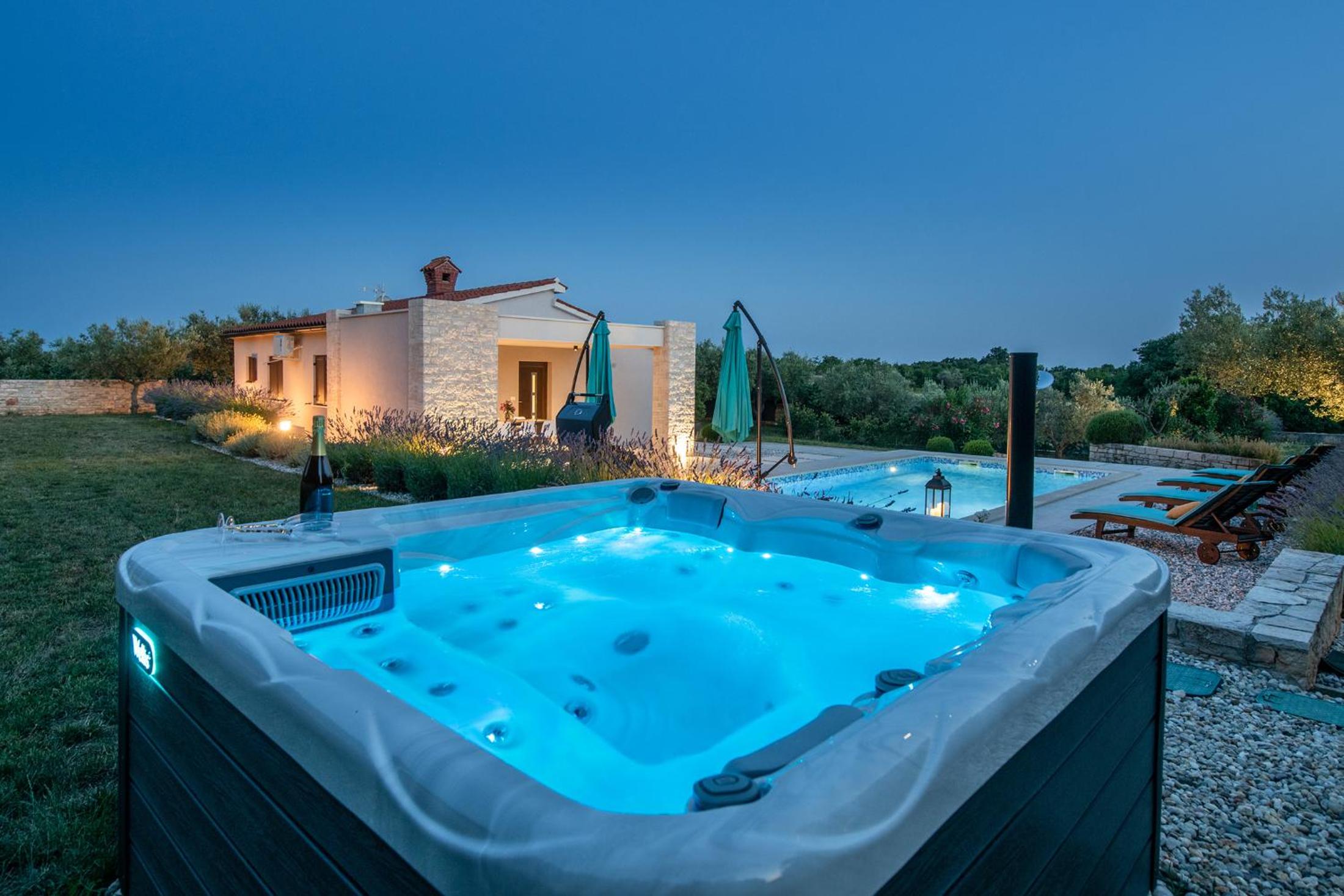 Villa Silentio - peaceful and private villa with outdoor pool and whirlpool, Ferienhaus Istrien