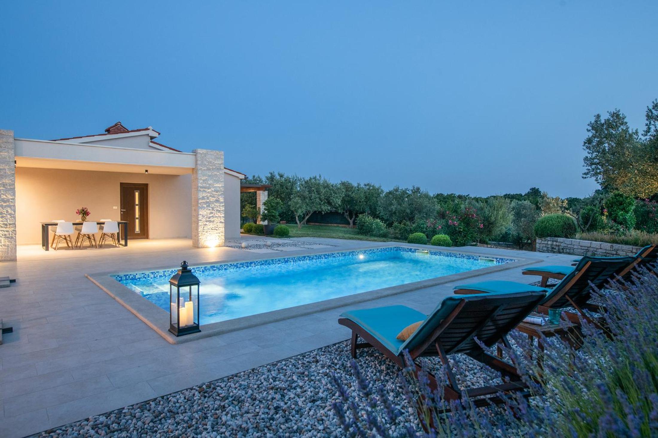 Villa Silentio - peaceful and private villa with outdoor pool and whirlpool, Ferienhaus Istrien