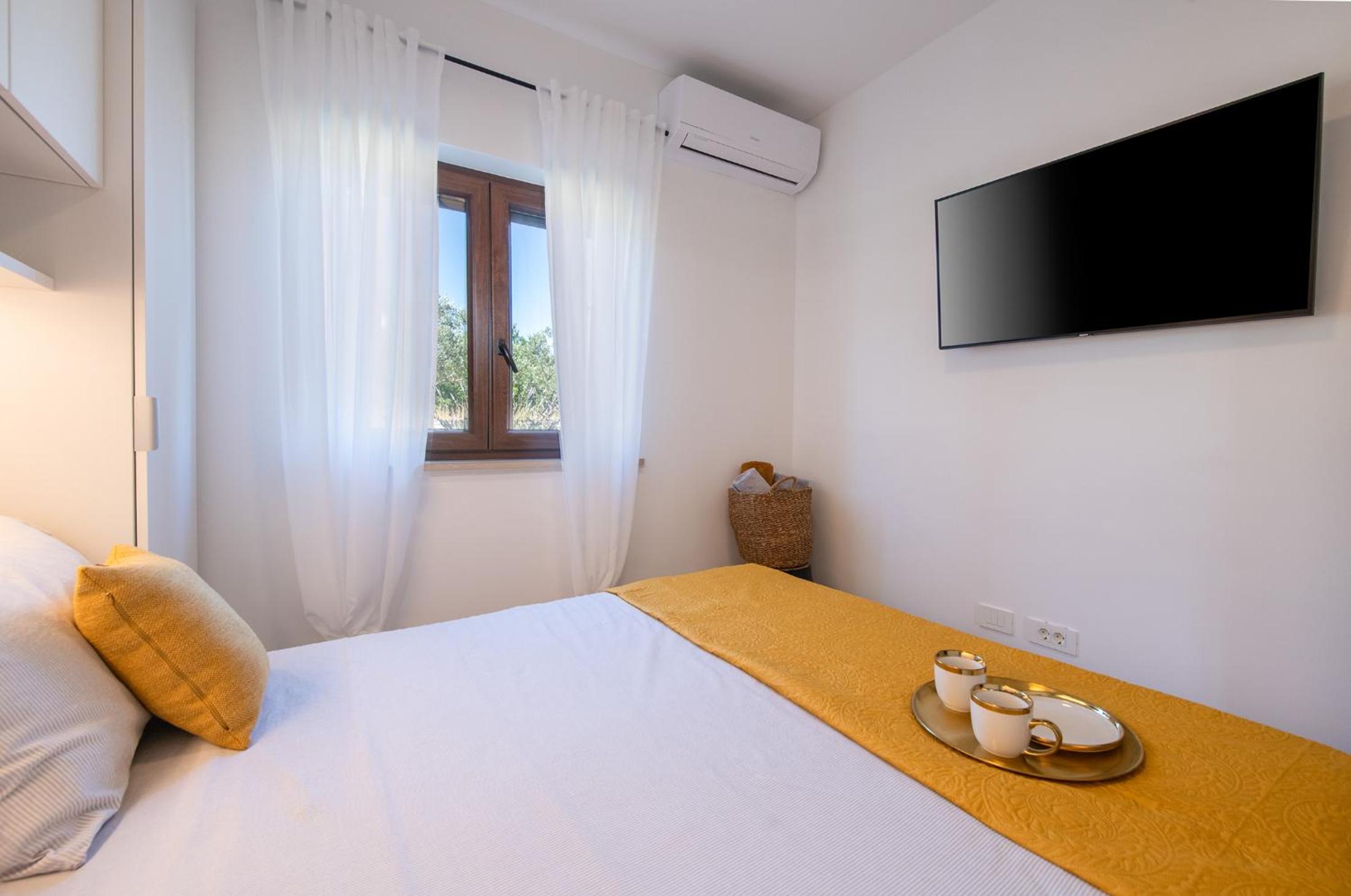 Villa Silentio - peaceful and private villa with outdoor pool and whirlpool, Ferienhaus Istrien