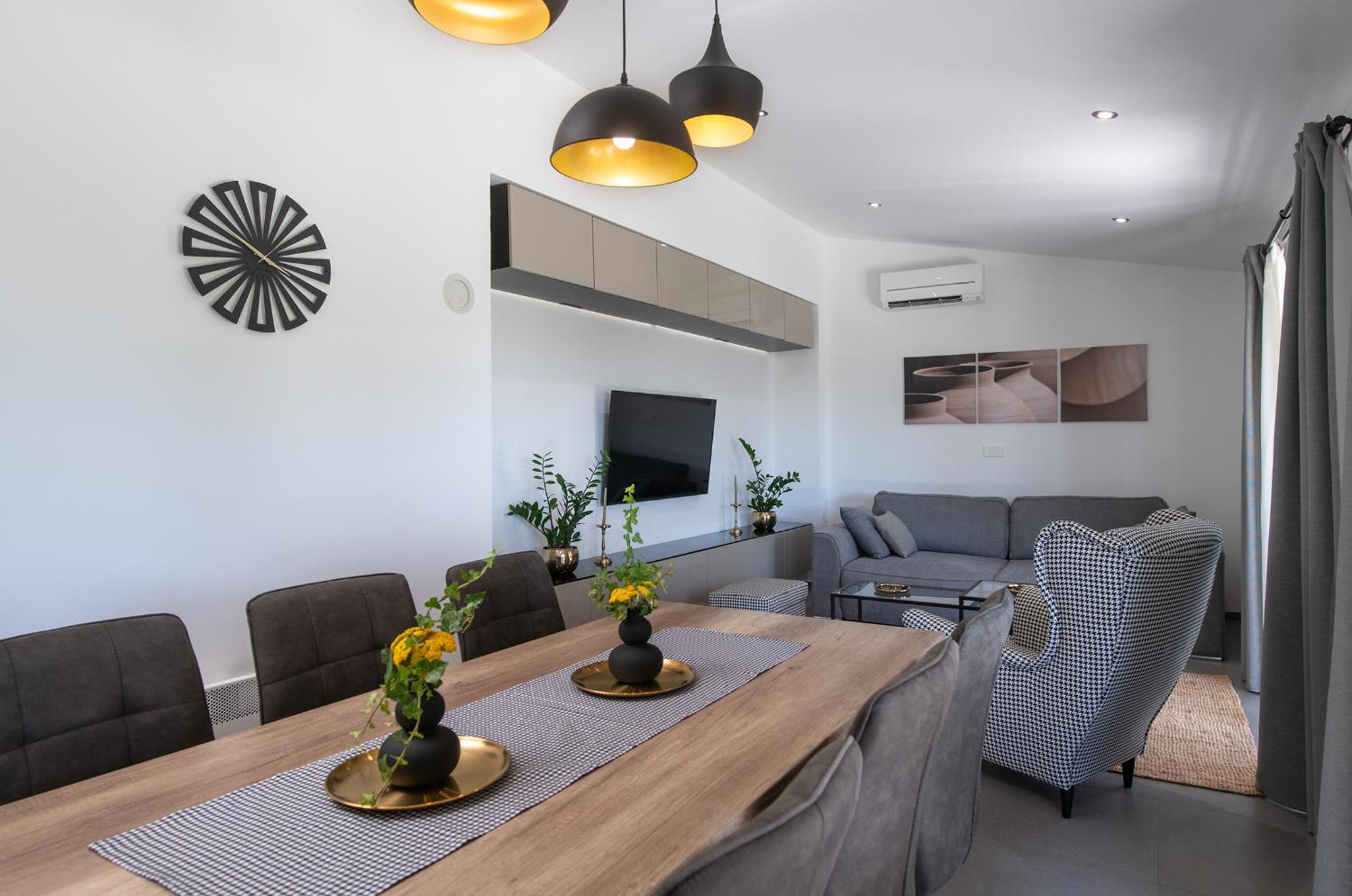Villa Silentio - peaceful and private villa with outdoor pool and whirlpool, Ferienhaus Istrien