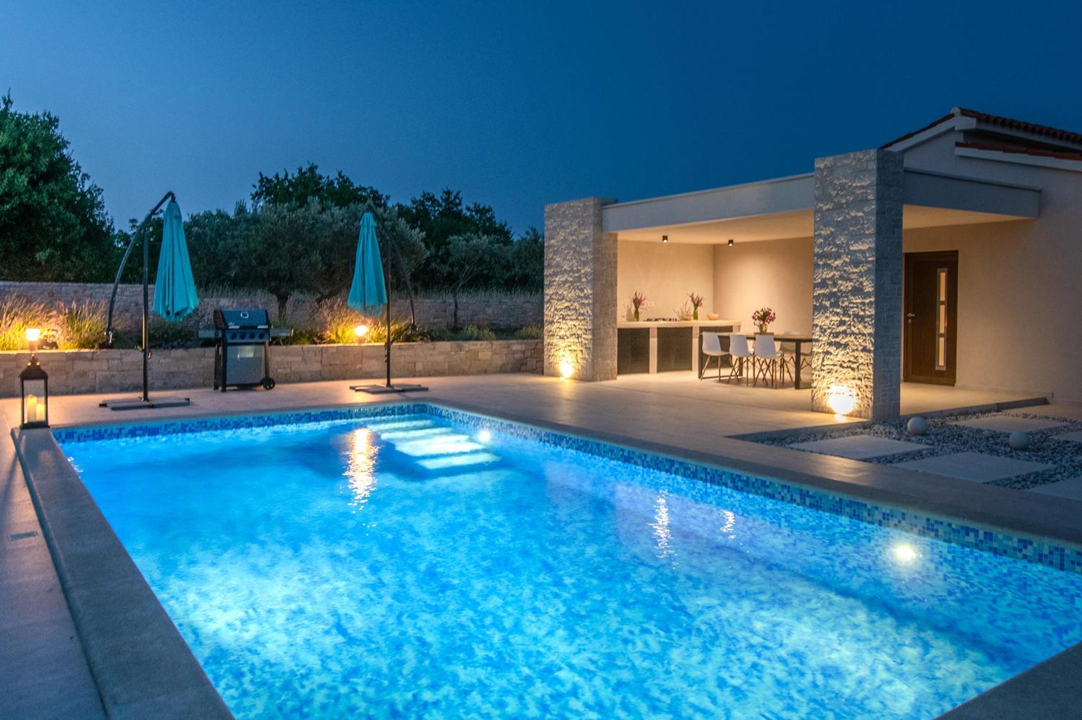 Villa Silentio - peaceful and private villa with outdoor pool and whirlpool, Ferienhaus Istrien