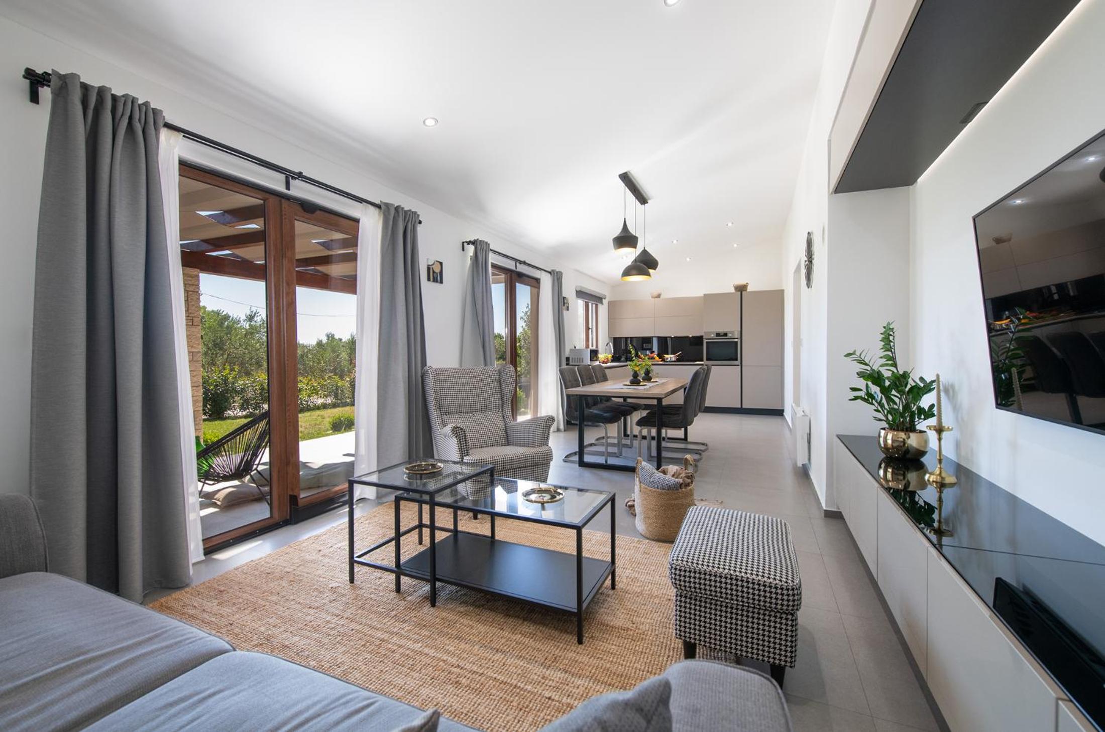 Villa Silentio - peaceful and private villa with outdoor pool and whirlpool, Ferienhaus Istrien