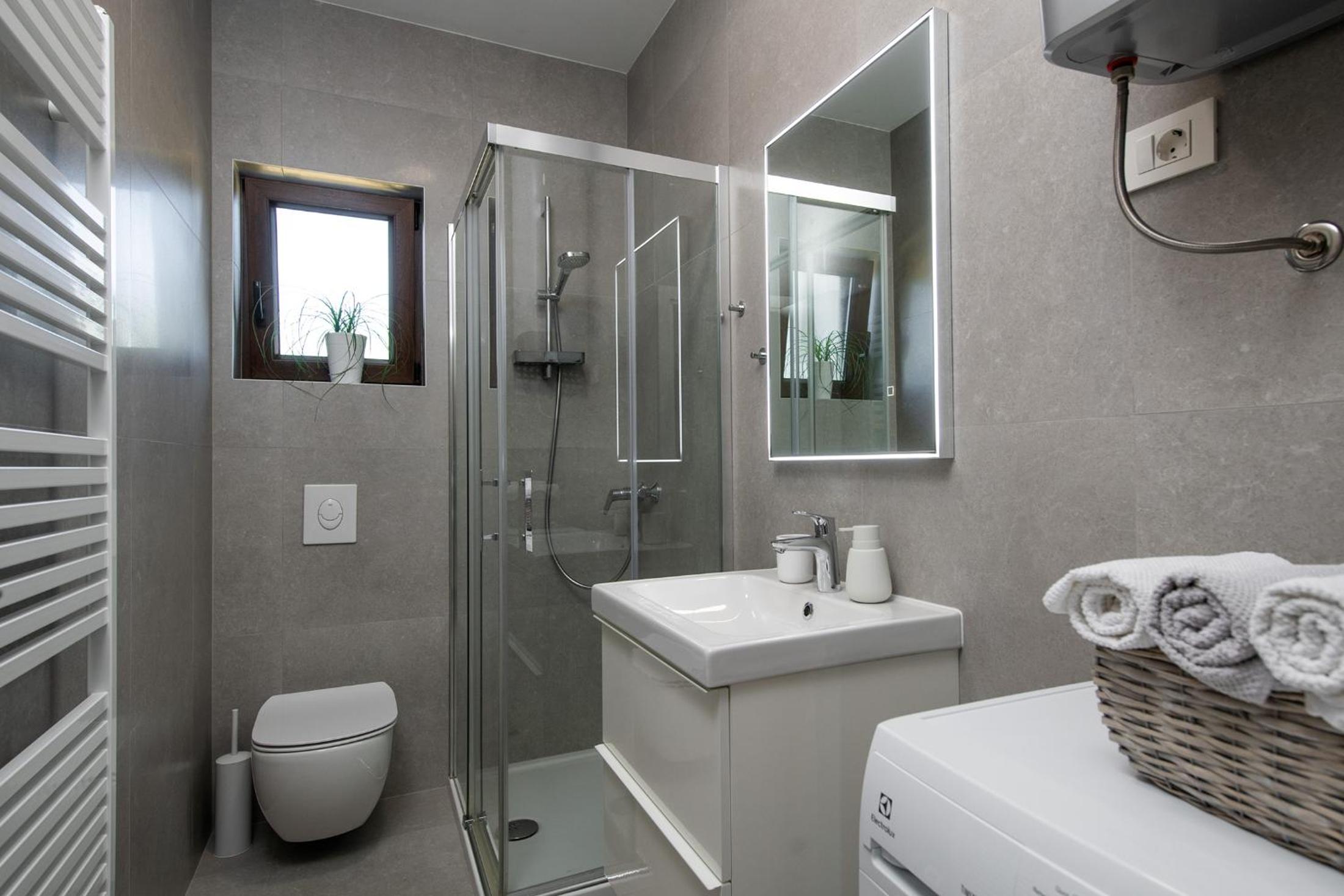 Villa Silentio - peaceful and private villa with outdoor pool and whirlpool, Ferienhaus Istrien