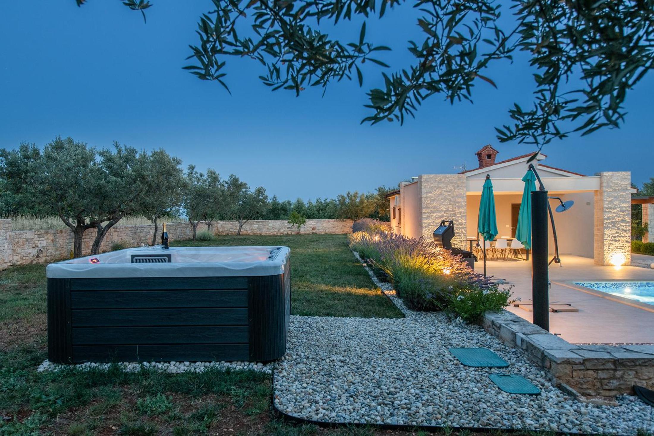 Villa Silentio - peaceful and private villa with outdoor pool and whirlpool, Ferienhaus Istrien