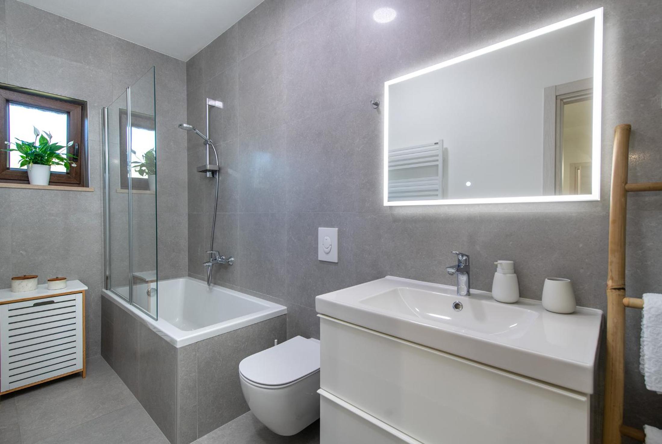 Villa Silentio - peaceful and private villa with outdoor pool and whirlpool, Ferienhaus Istrien