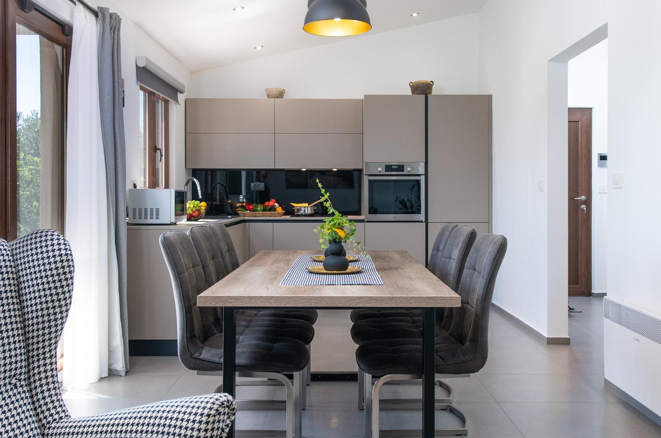 Villa Silentio - peaceful and private villa with outdoor pool and whirlpool, Ferienhaus Istrien