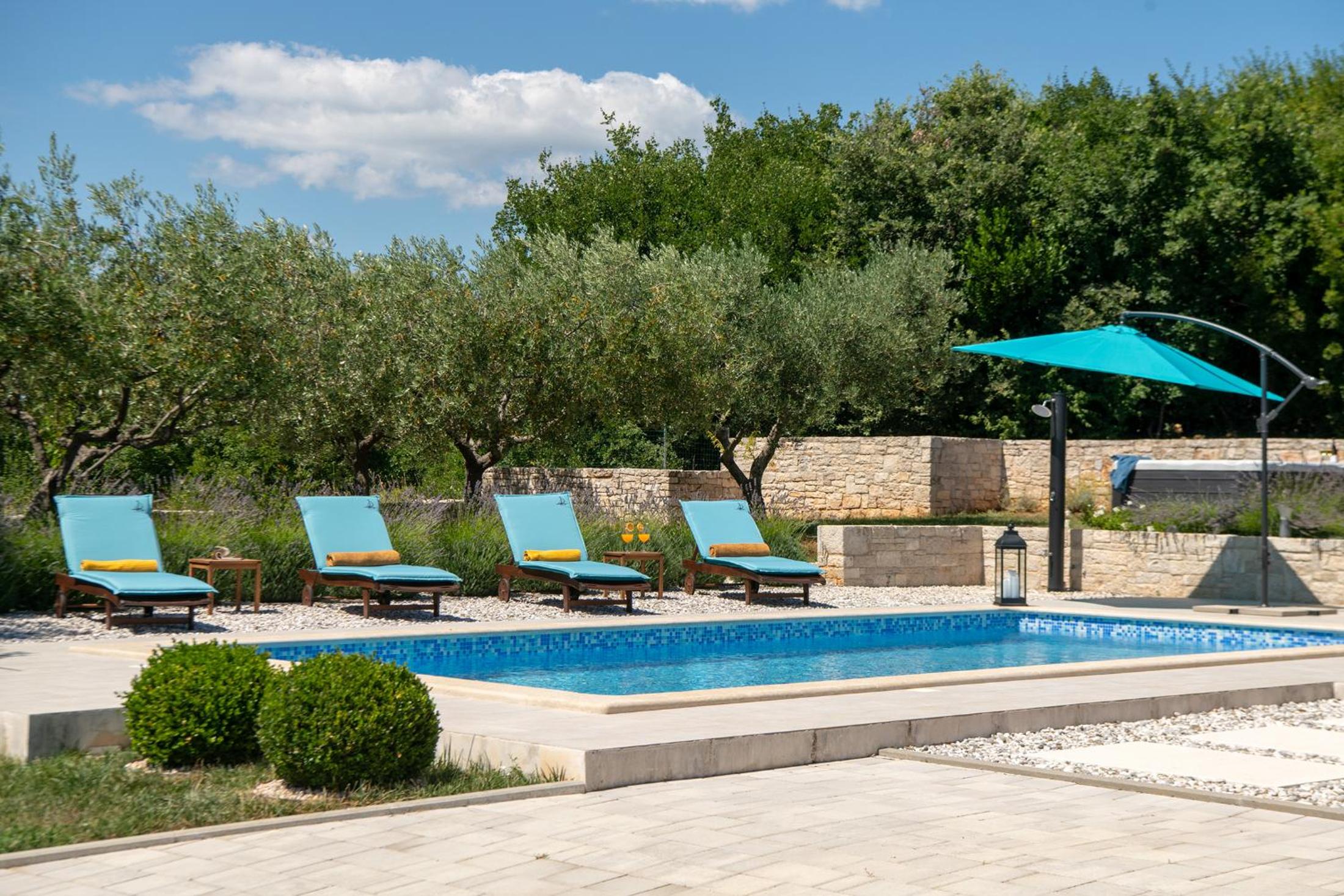 Villa Silentio - peaceful and private villa with outdoor pool and whirlpool, Ferienhaus Istrien
