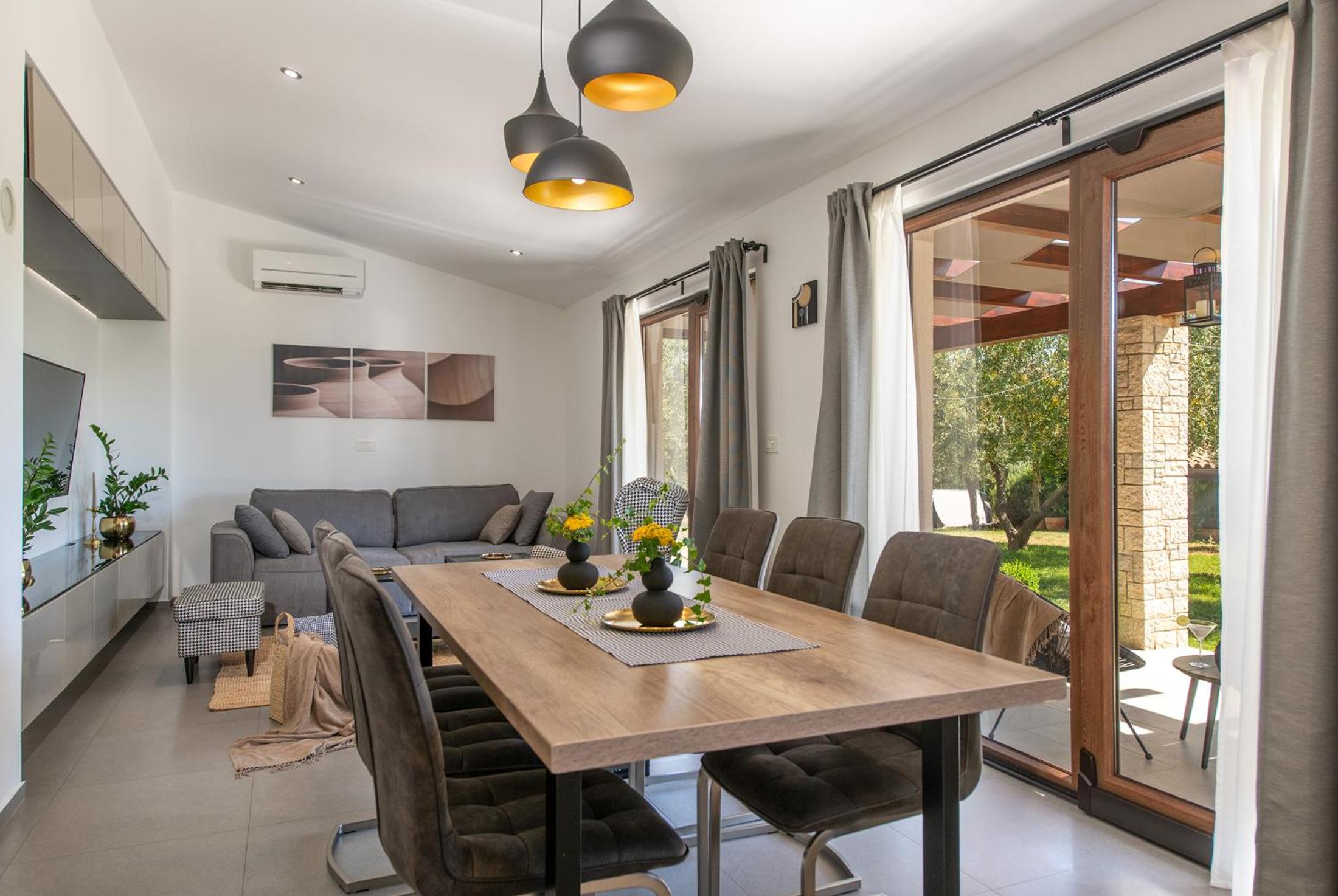 Villa Silentio - peaceful and private villa with outdoor pool and whirlpool, Ferienhaus Istrien
