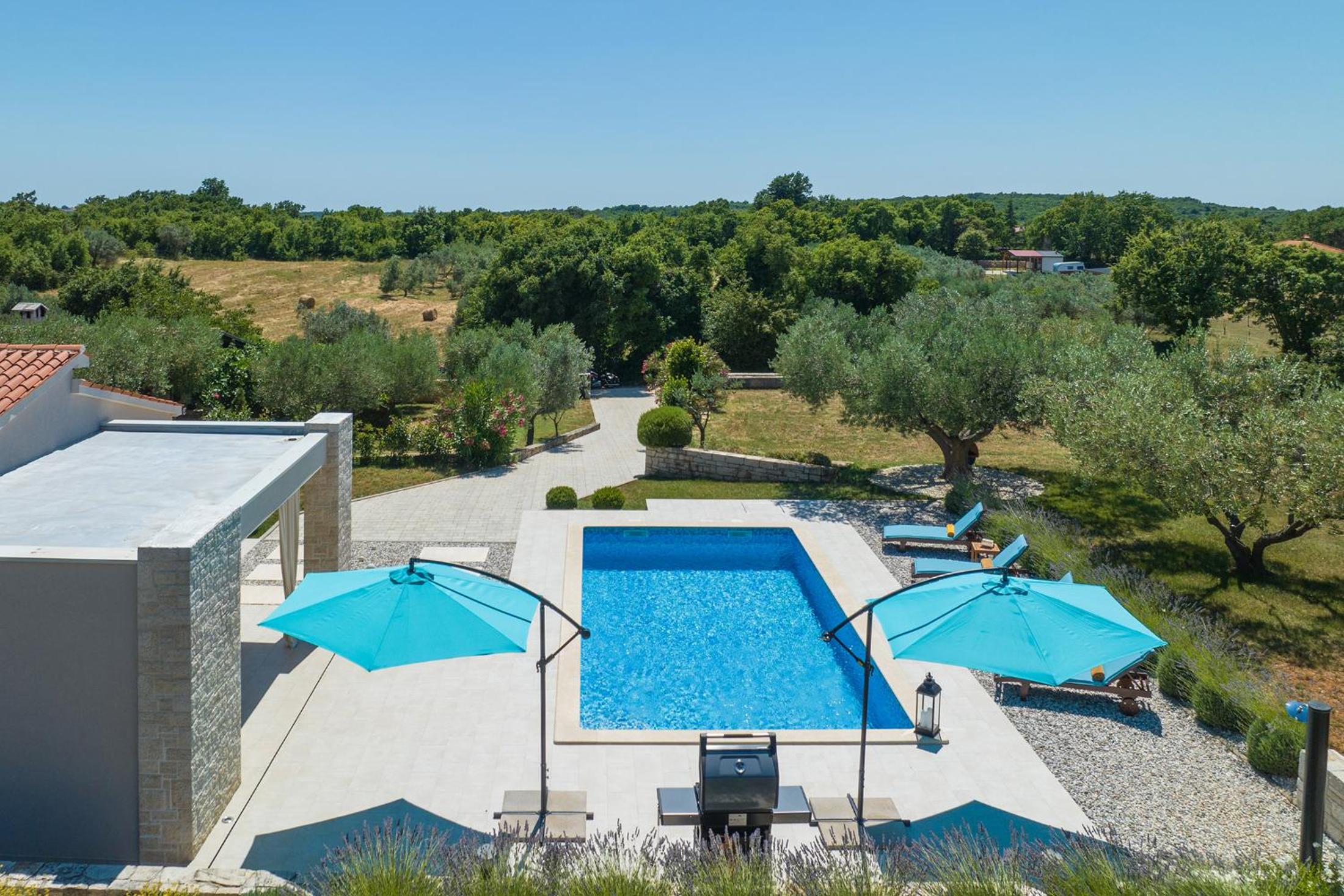 Villa Silentio - peaceful and private villa with outdoor pool and whirlpool, Ferienhaus Istrien