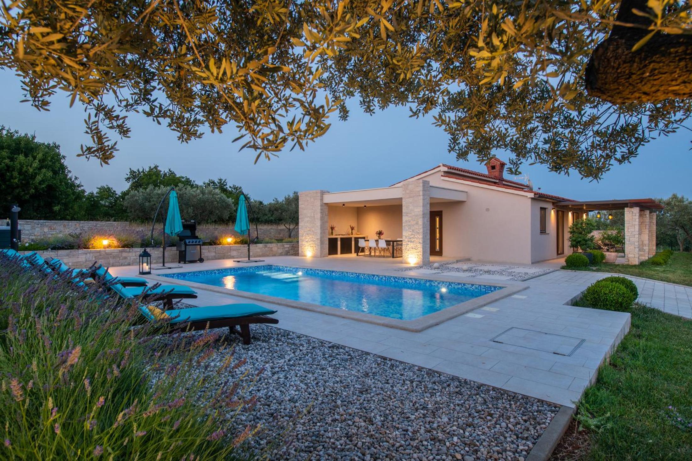 Villa Silentio - peaceful and private villa with outdoor pool and whirlpool, Ferienhaus Istrien