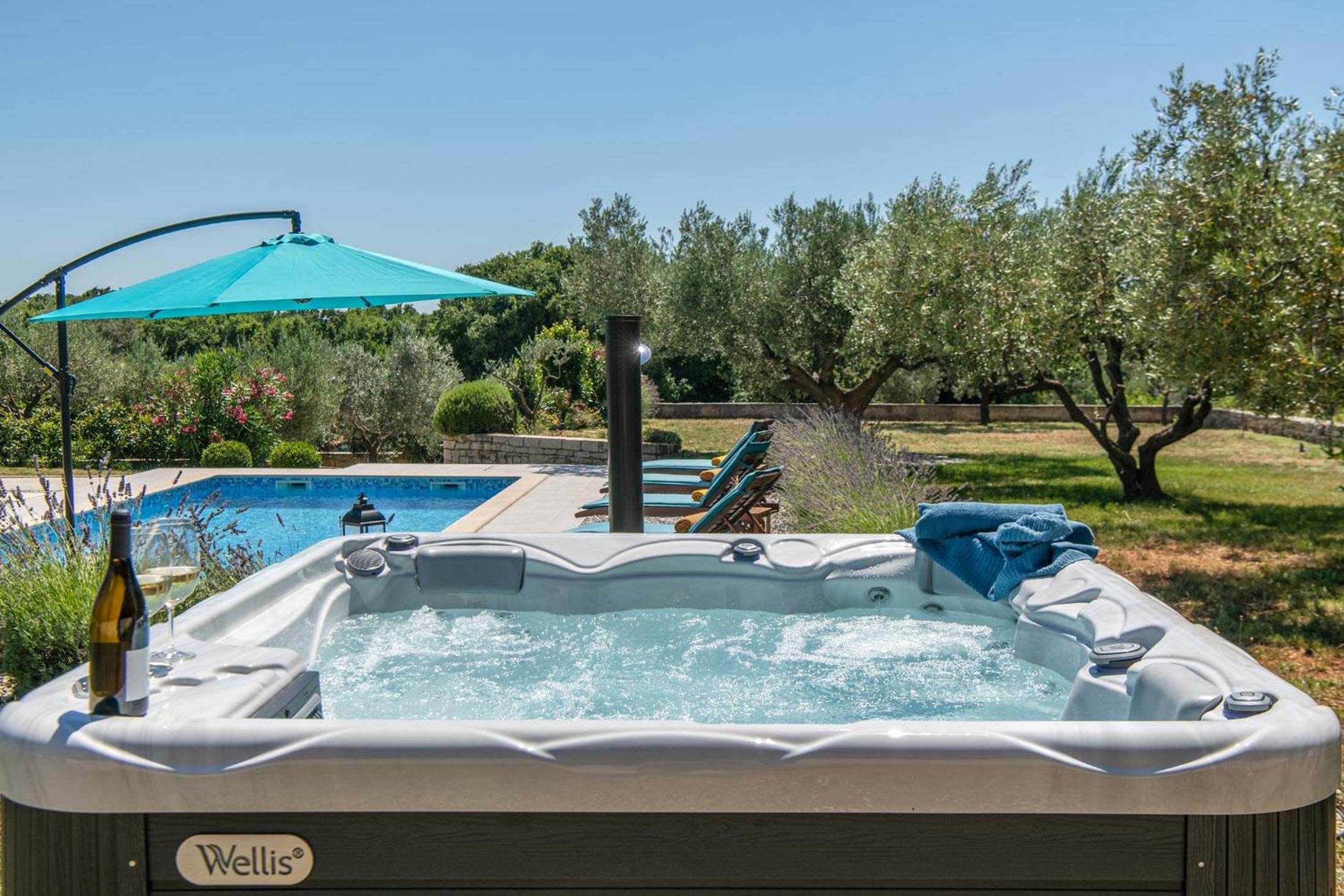 Villa Silentio - peaceful and private villa with outdoor pool and whirlpool, Ferienhaus Istrien