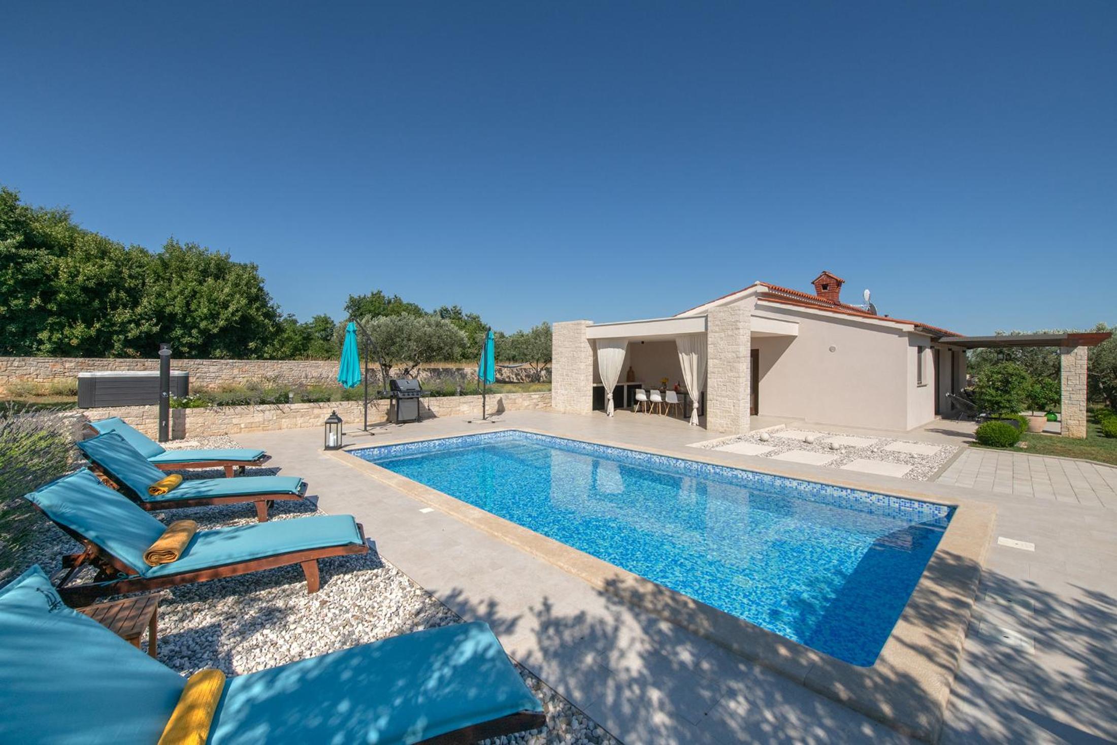 Villa Silentio - peaceful and private villa with outdoor pool and whirlpool, Ferienhaus Istrien