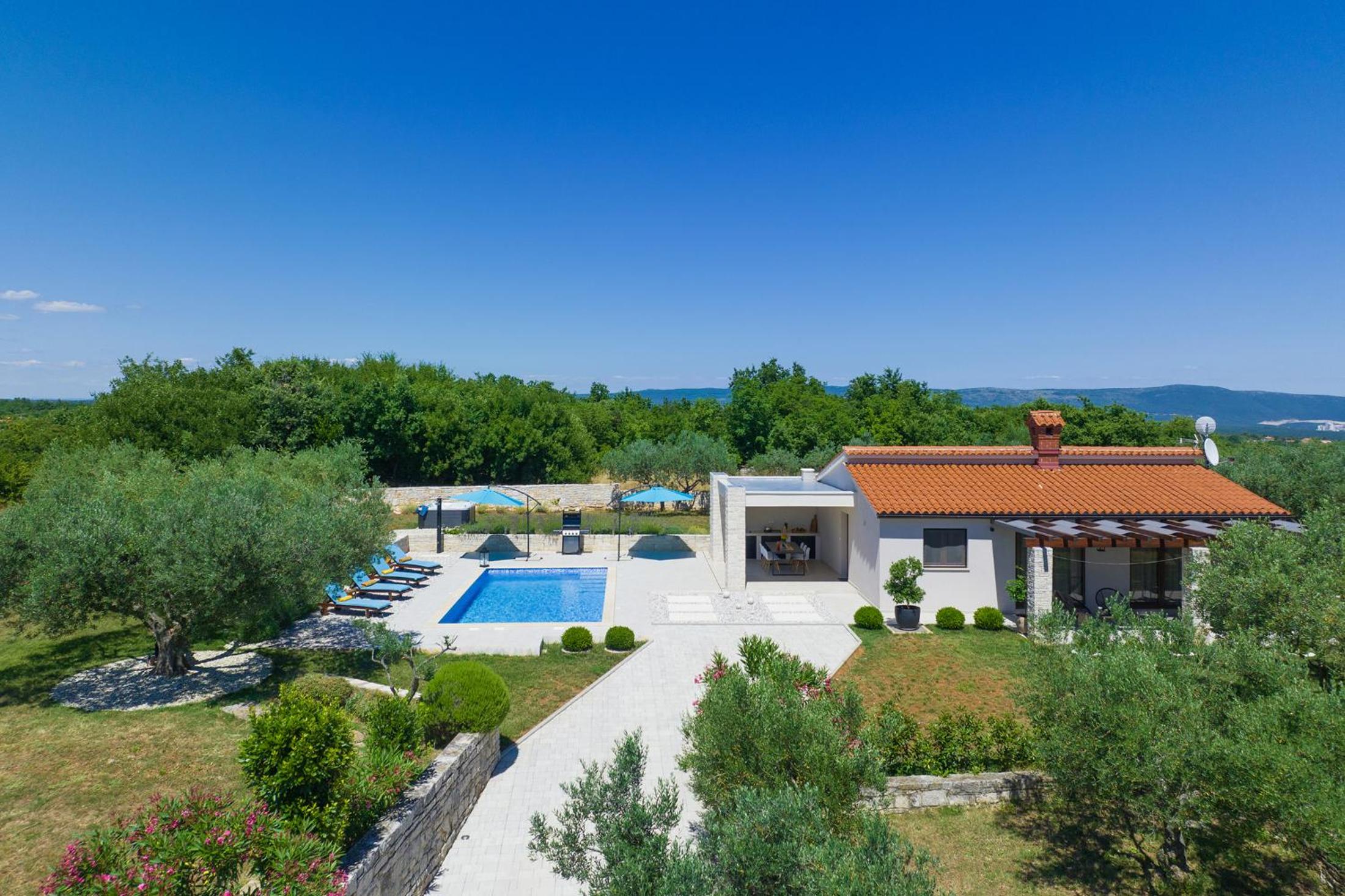 Villa Silentio - peaceful and private villa with outdoor pool and whirlpool, Ferienhaus Istrien