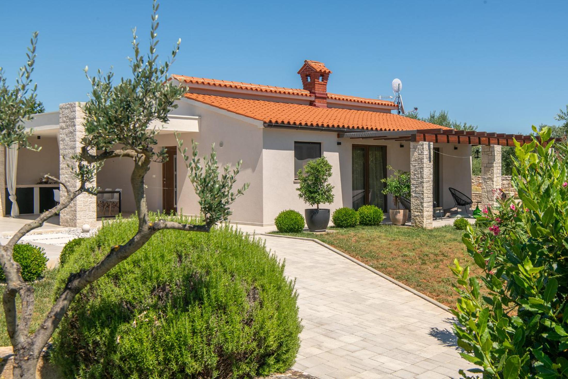 Villa Silentio - peaceful and private villa with outdoor pool and whirlpool, Ferienhaus Istrien