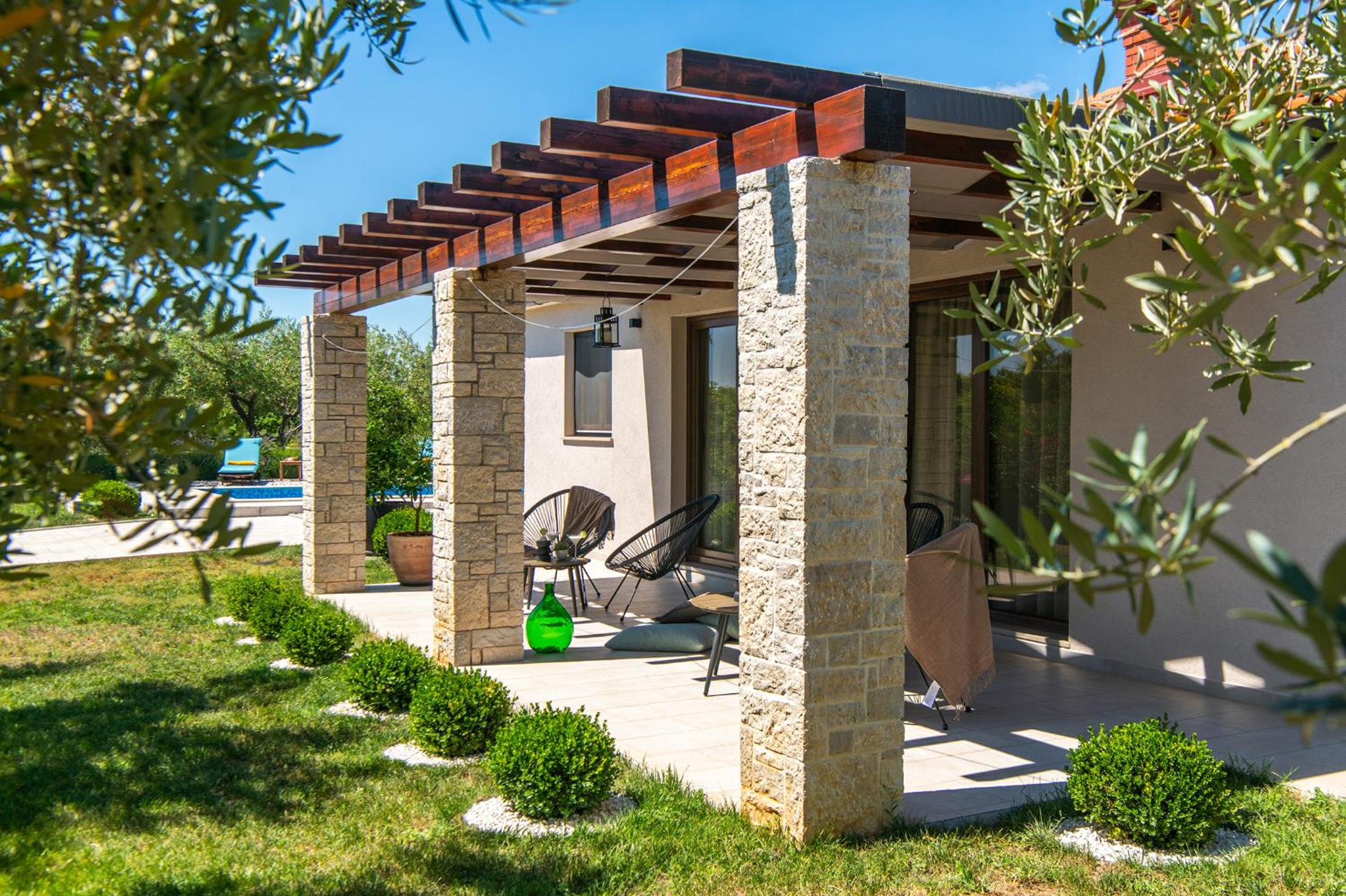 Villa Silentio - peaceful and private villa with outdoor pool and whirlpool, Ferienhaus Istrien