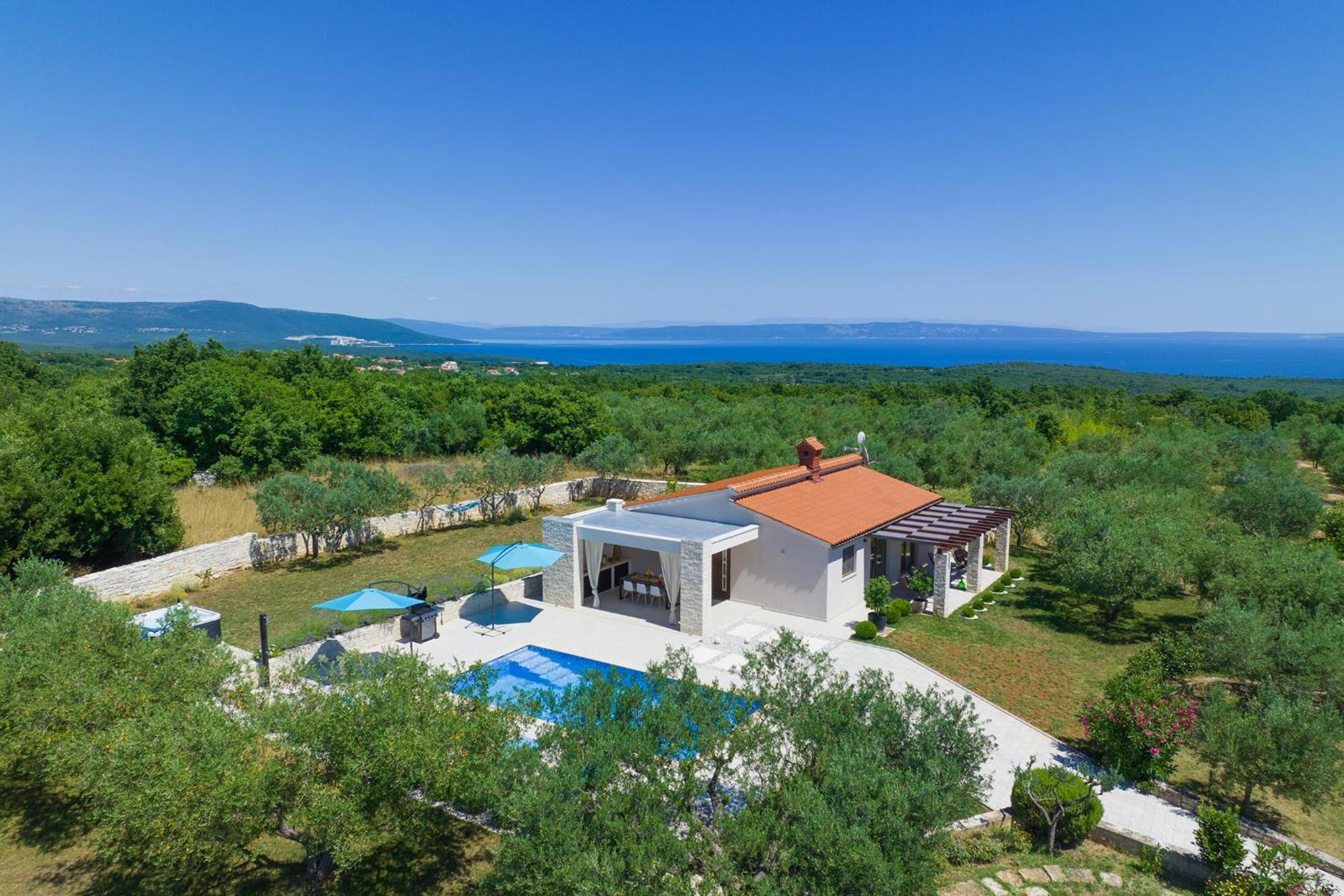 Villa Silentio - peaceful and private villa with outdoor pool and whirlpool, Ferienhaus Istrien