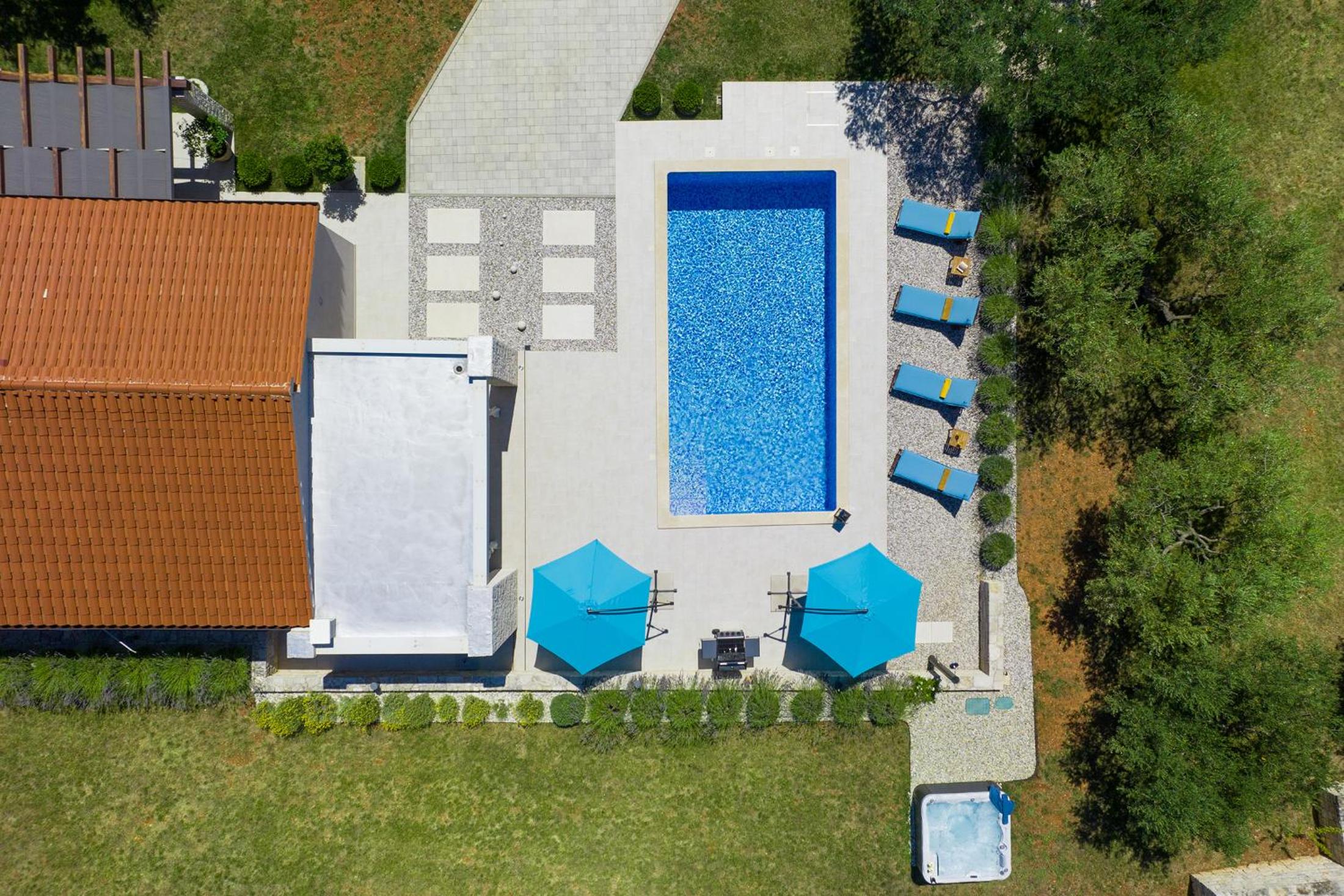 Villa Silentio - peaceful and private villa with outdoor pool and whirlpool, Ferienhaus Istrien