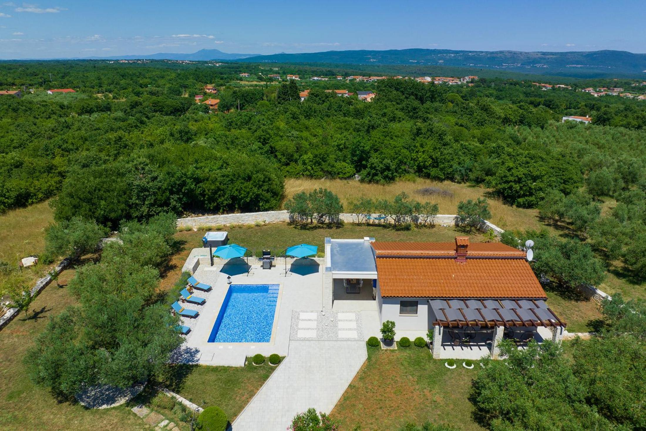 Villa Silentio - peaceful and private villa with outdoor pool and whirlpool, Ferienhaus Istrien