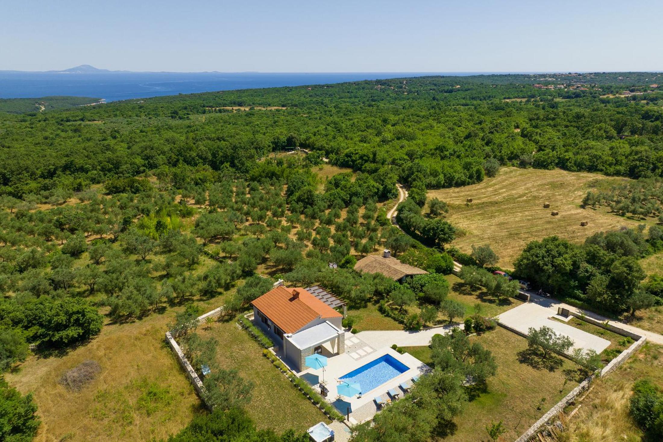 Villa Silentio - peaceful and private villa with outdoor pool and whirlpool, Ferienhaus Istrien