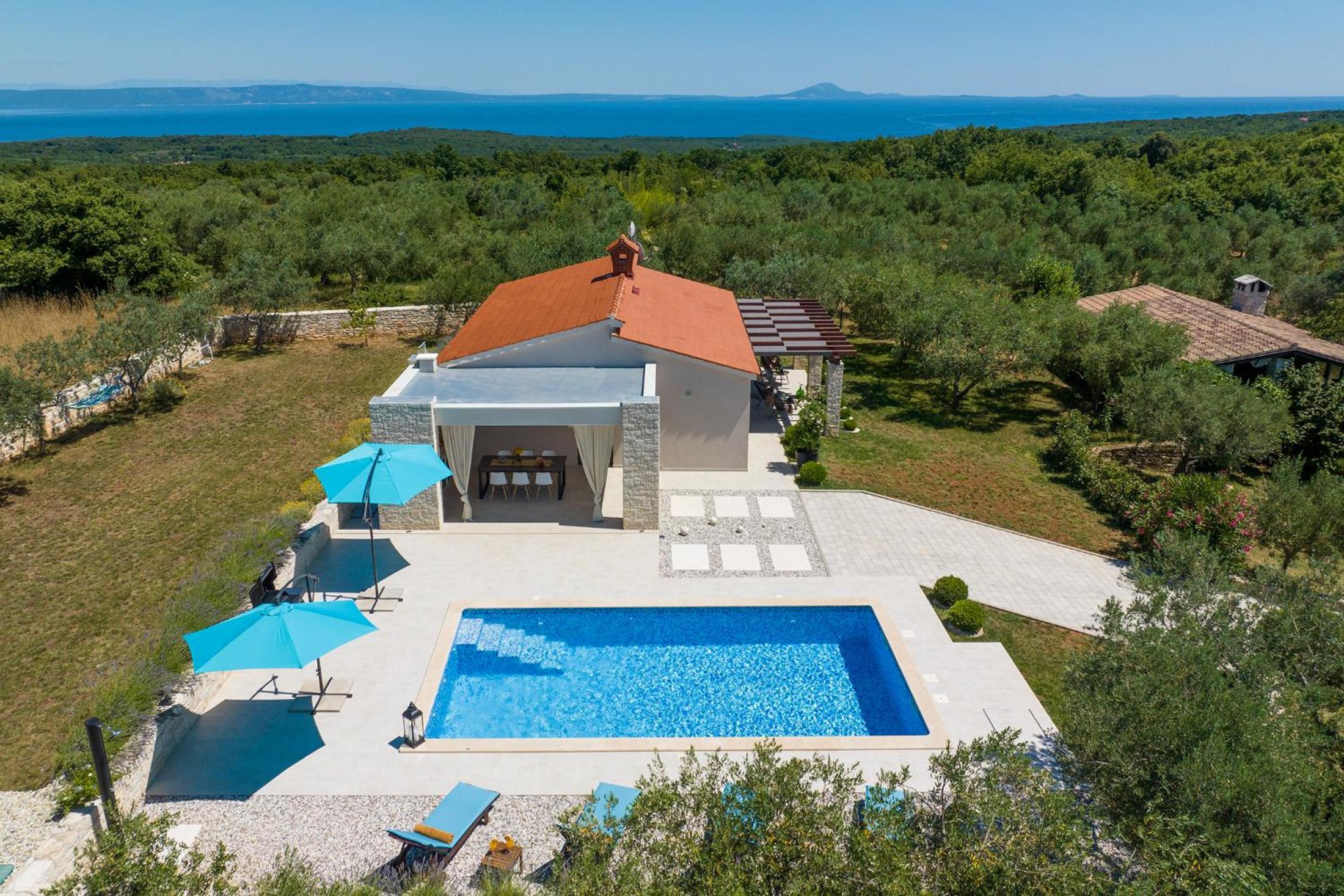 Villa Silentio - peaceful and private villa with outdoor pool and whirlpool, Ferienhaus Istrien